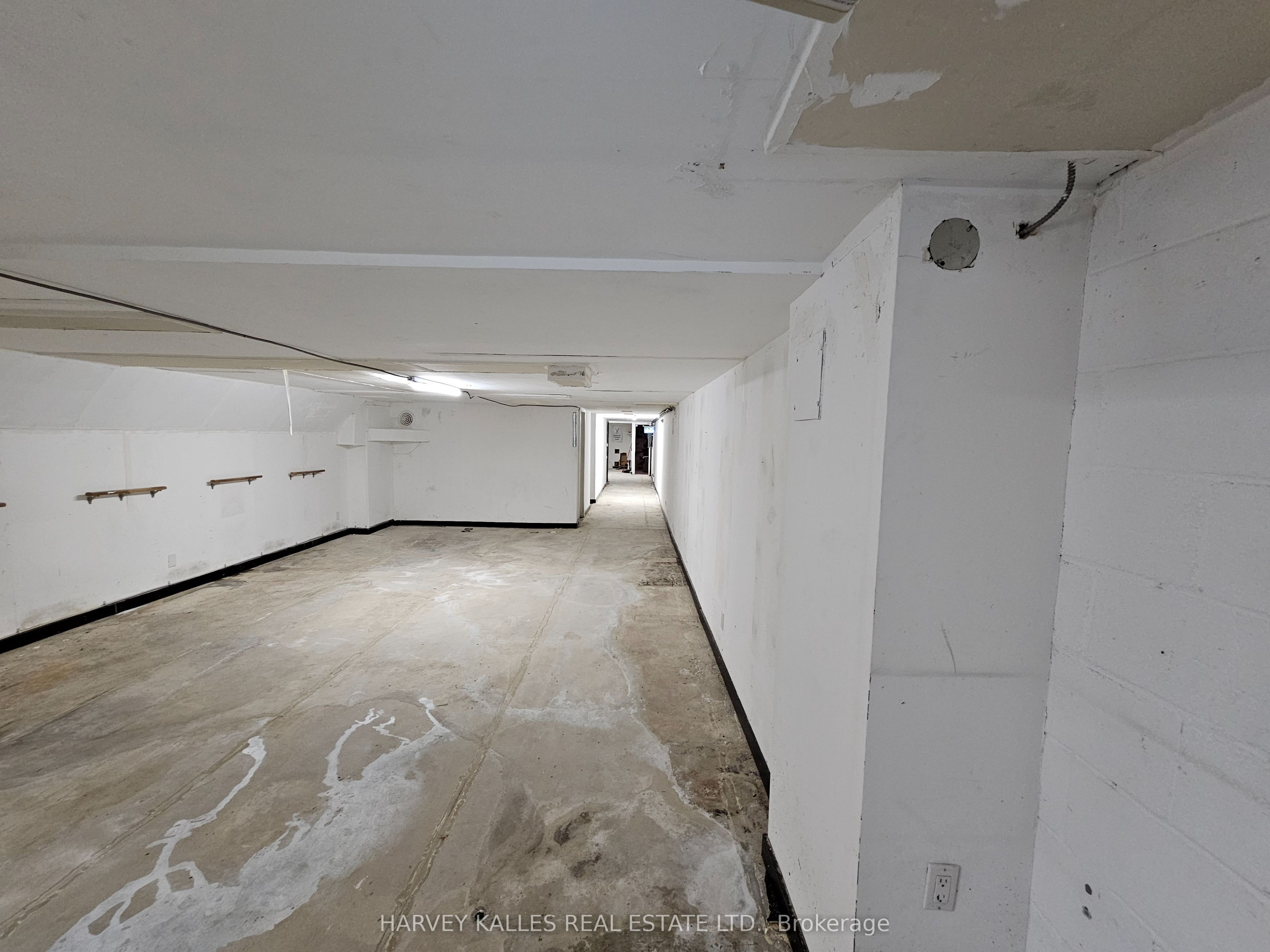 947 Eglinton Avenue Property Photo 7