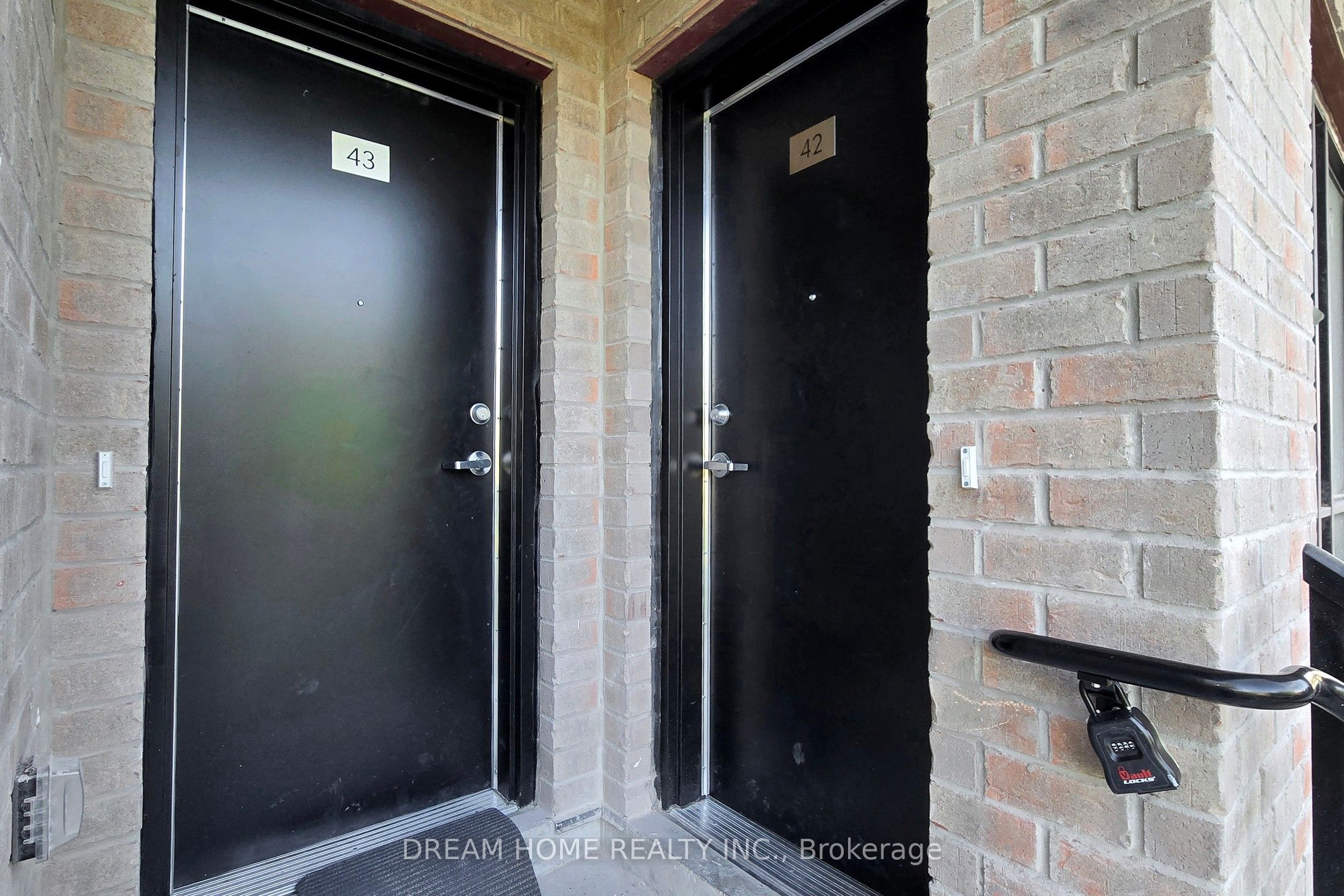 #42 - 851 Sheppard Avenue Property Photo 3