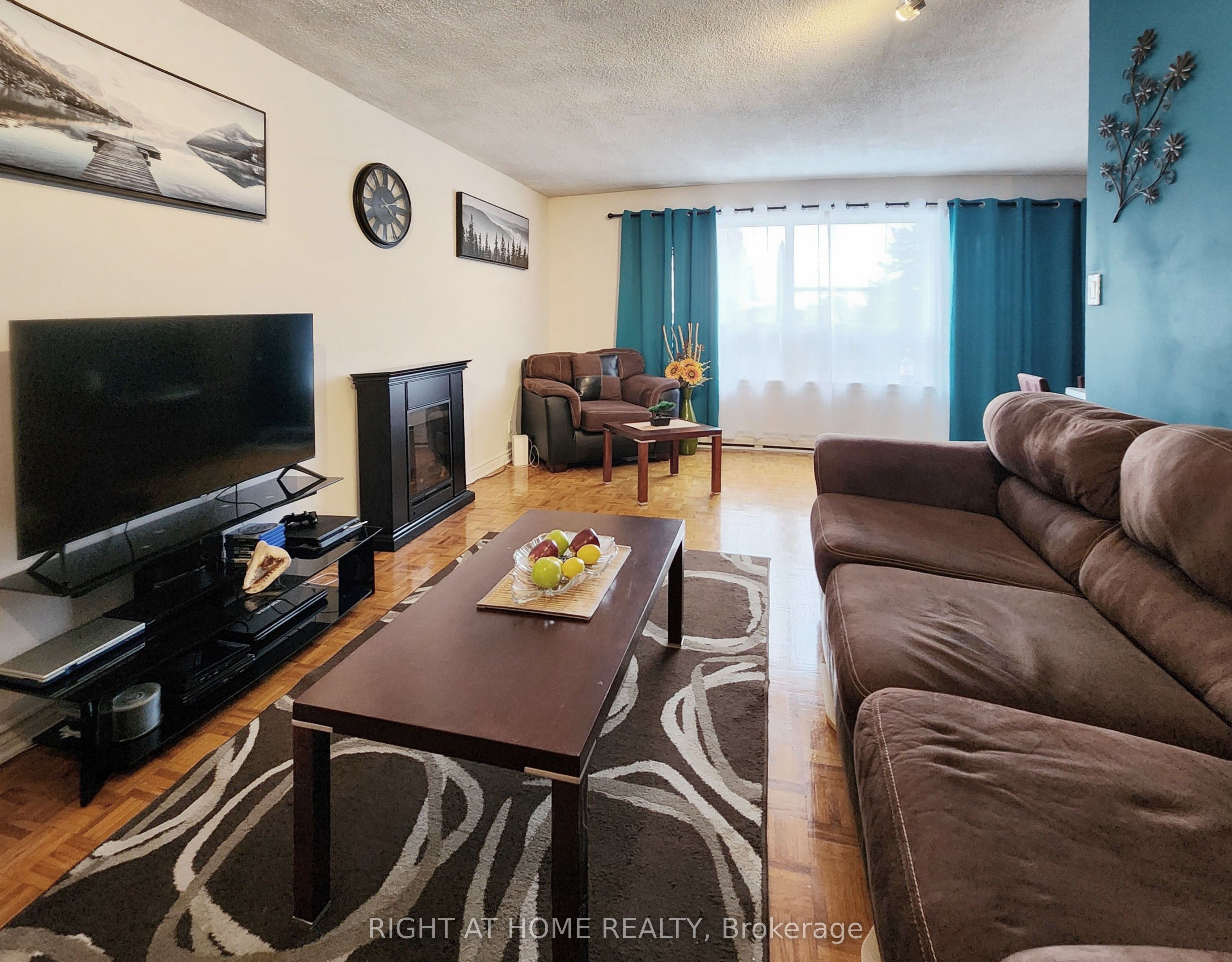 #210 - 5877 Bathurst Street Property Photo 2