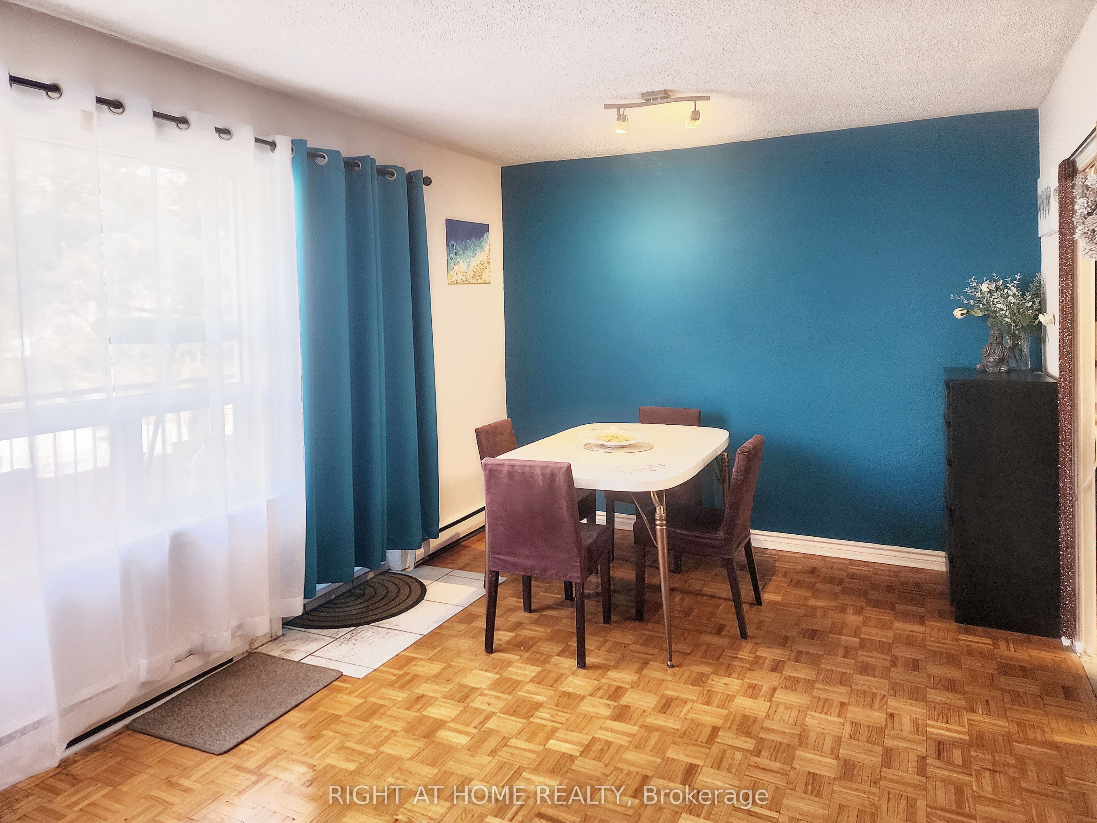 #210 - 5877 Bathurst Street Property Photo 3