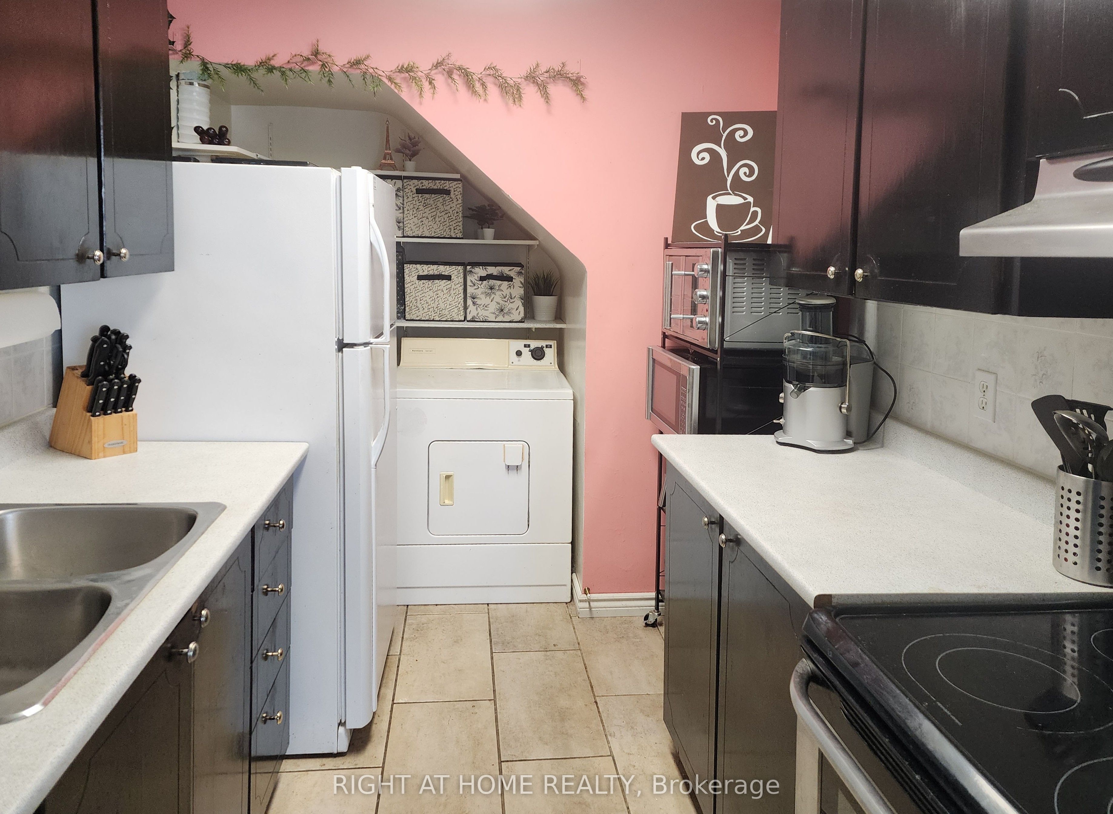 #210 - 5877 Bathurst Street Property Photo 4