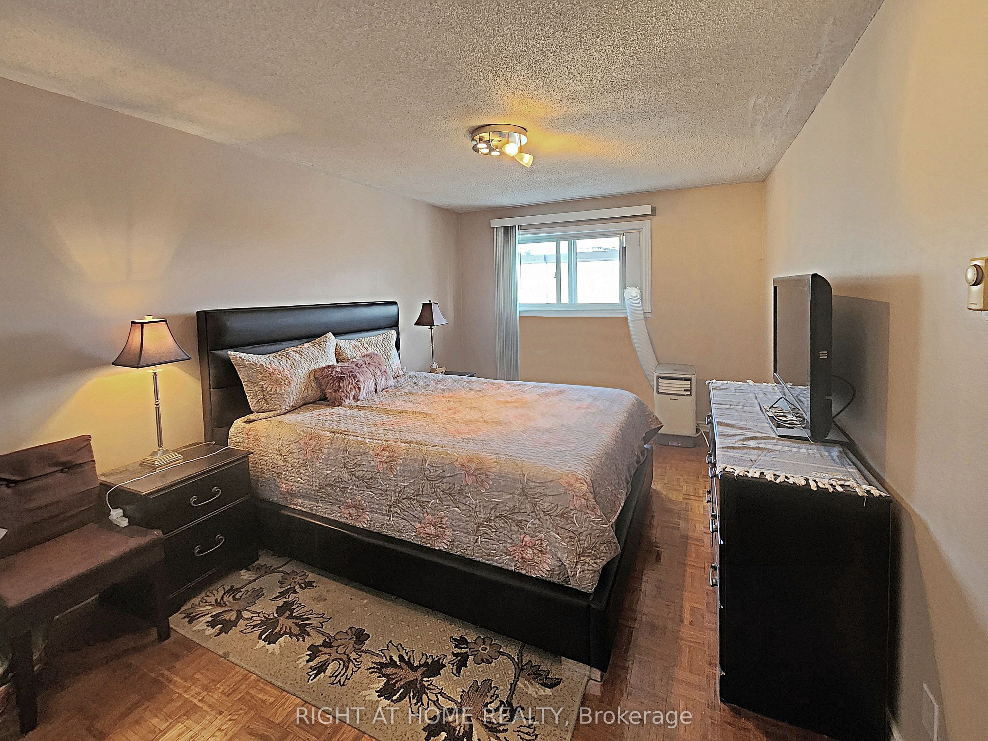 #210 - 5877 Bathurst Street Property Photo 5