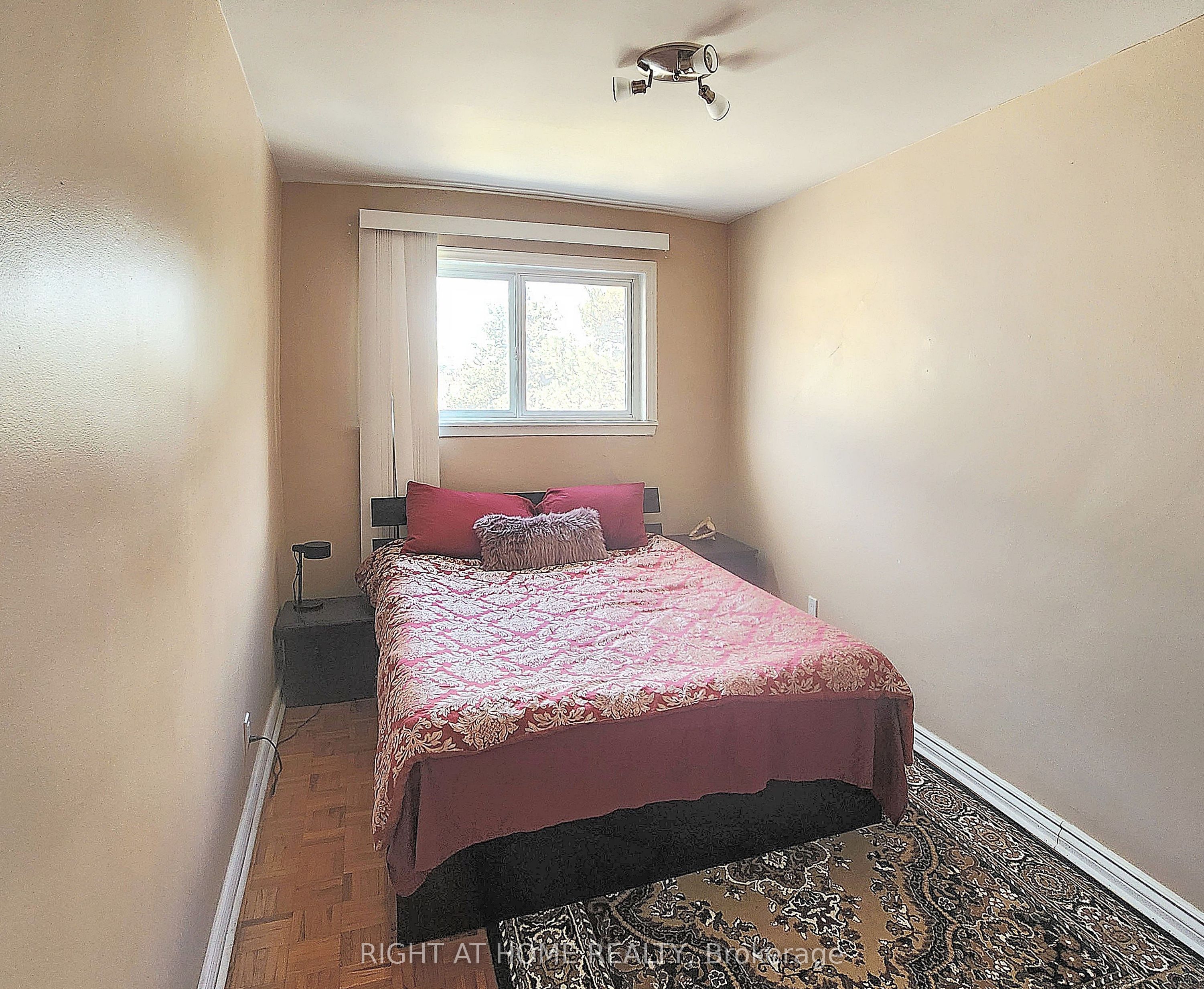 #210 - 5877 Bathurst Street Property Photo 6