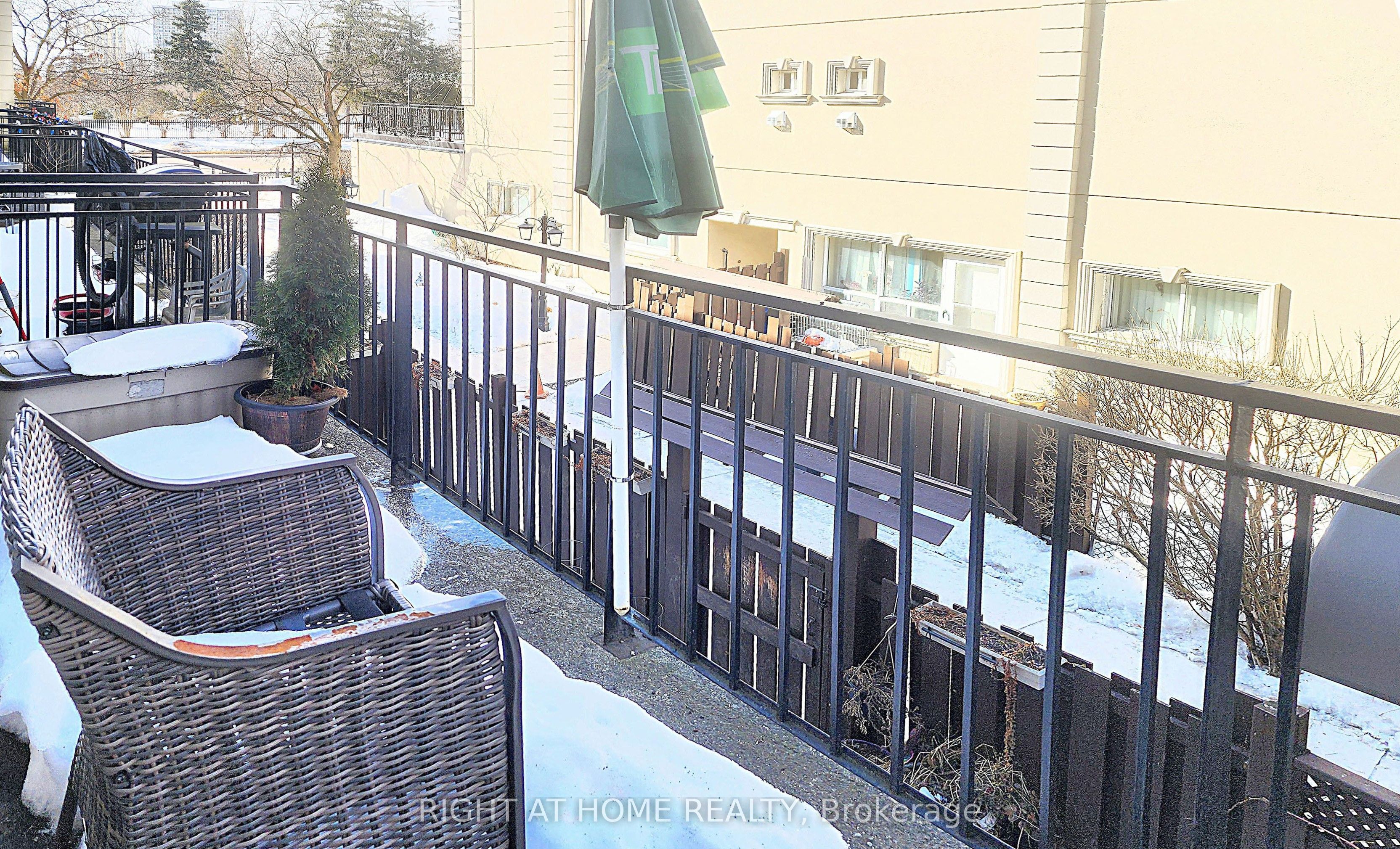 #210 - 5877 Bathurst Street Property Photo 7