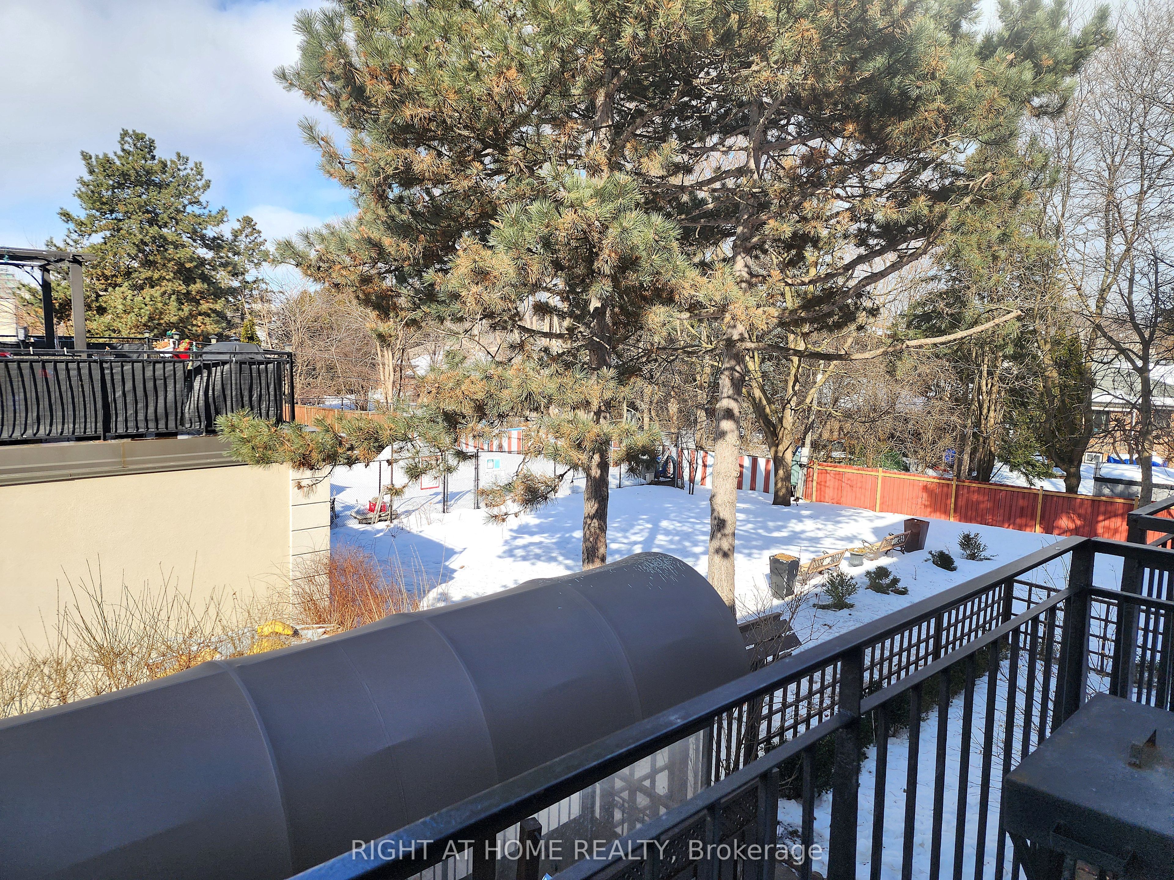 #210 - 5877 Bathurst Street Property Photo 8