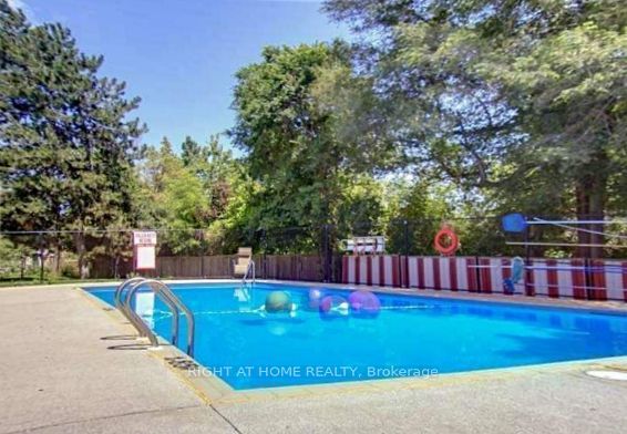 #210 - 5877 Bathurst Street Property Photo 9