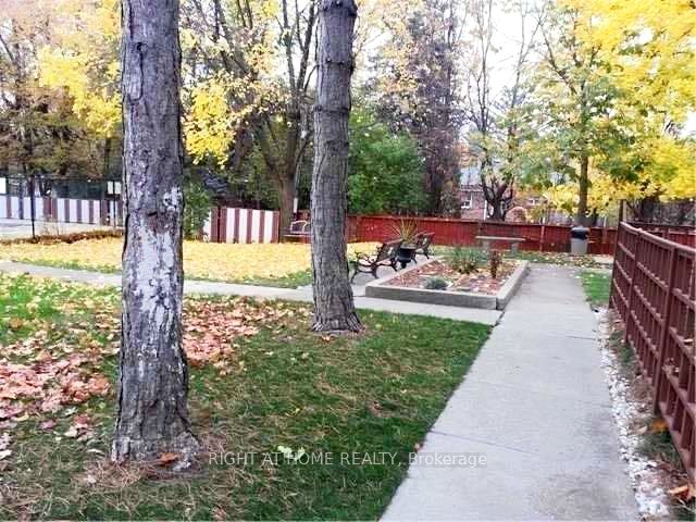 #210 - 5877 Bathurst Street Property Photo 11