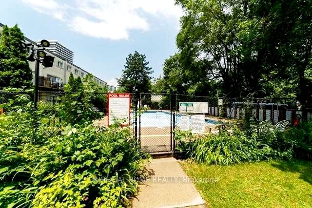#210 - 5877 Bathurst Street Property Photo 12