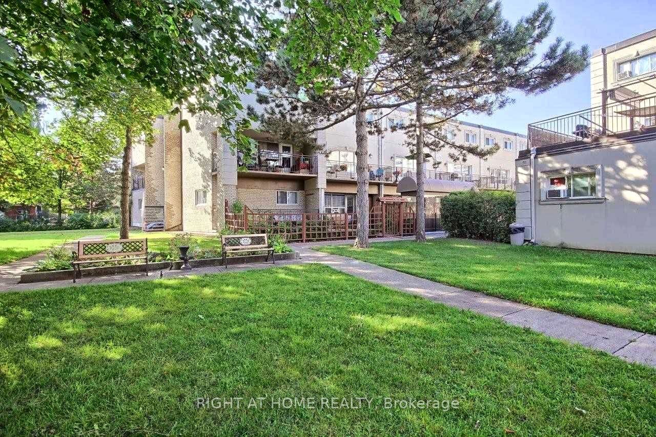 #210 - 5877 Bathurst Street Property Photo 13