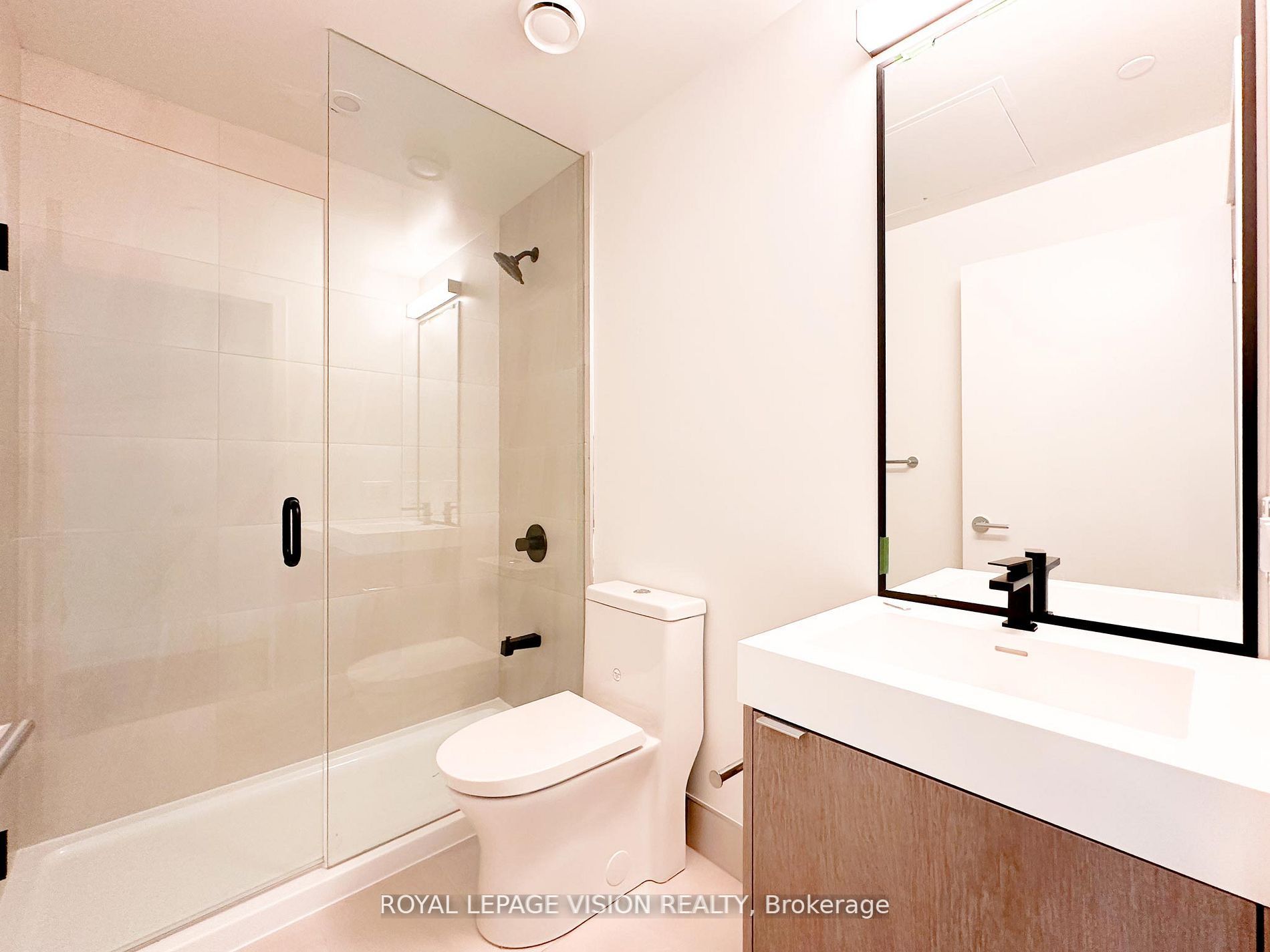 #105 - 250 Lawrence Avenue Property Photo 8