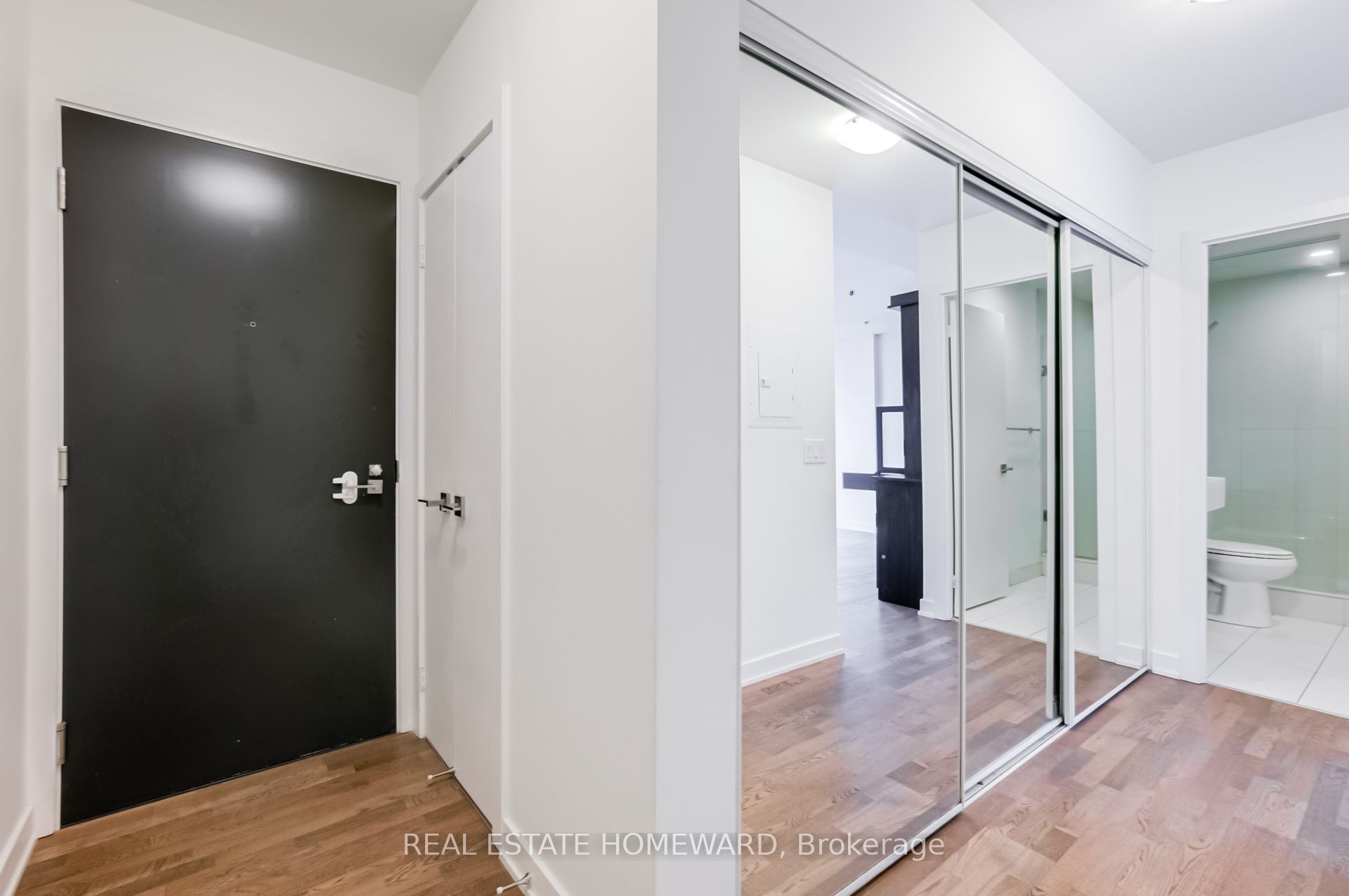#409 - 15 Beverley Street Property Photo 6
