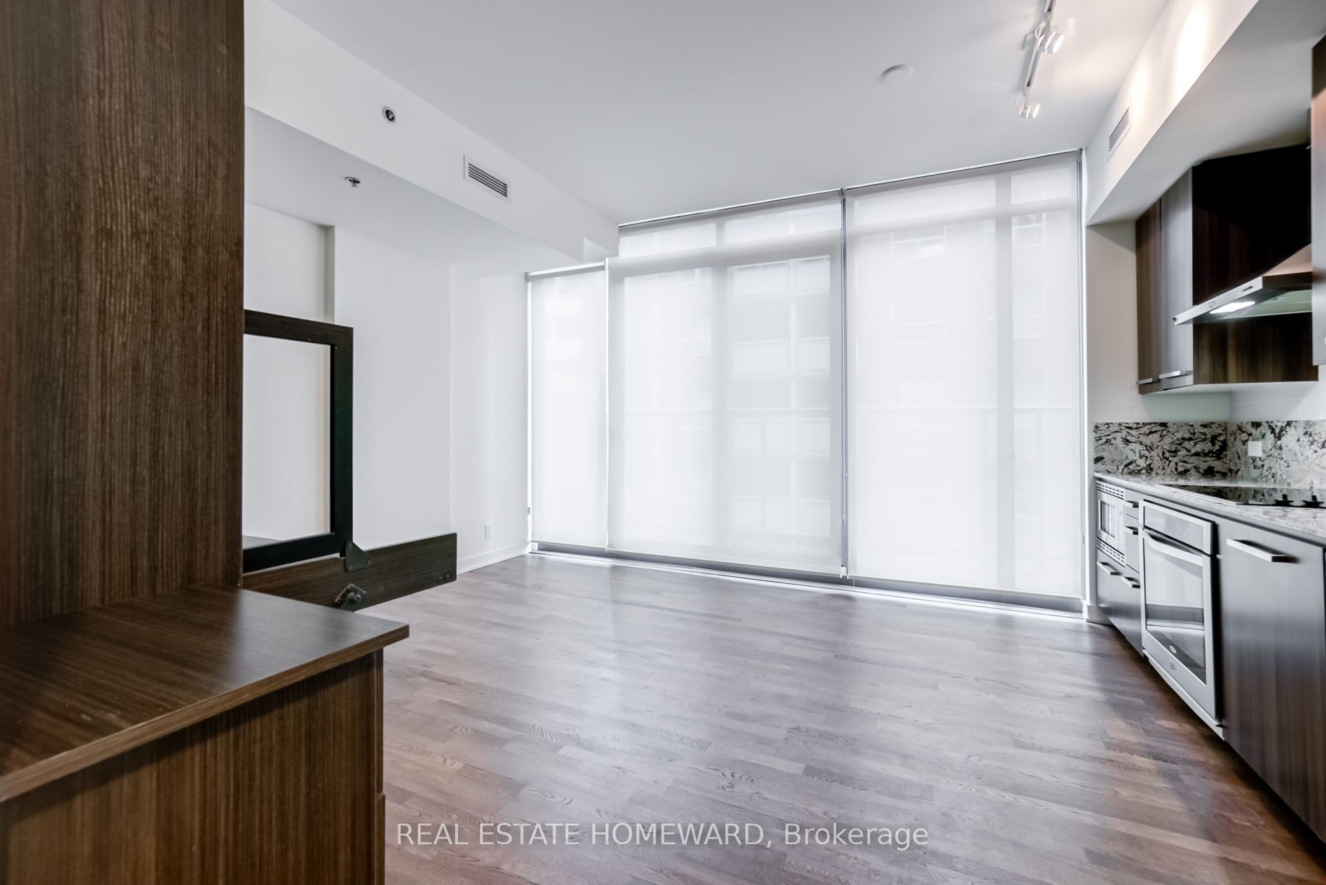 #409 - 15 Beverley Street Property Photo 7