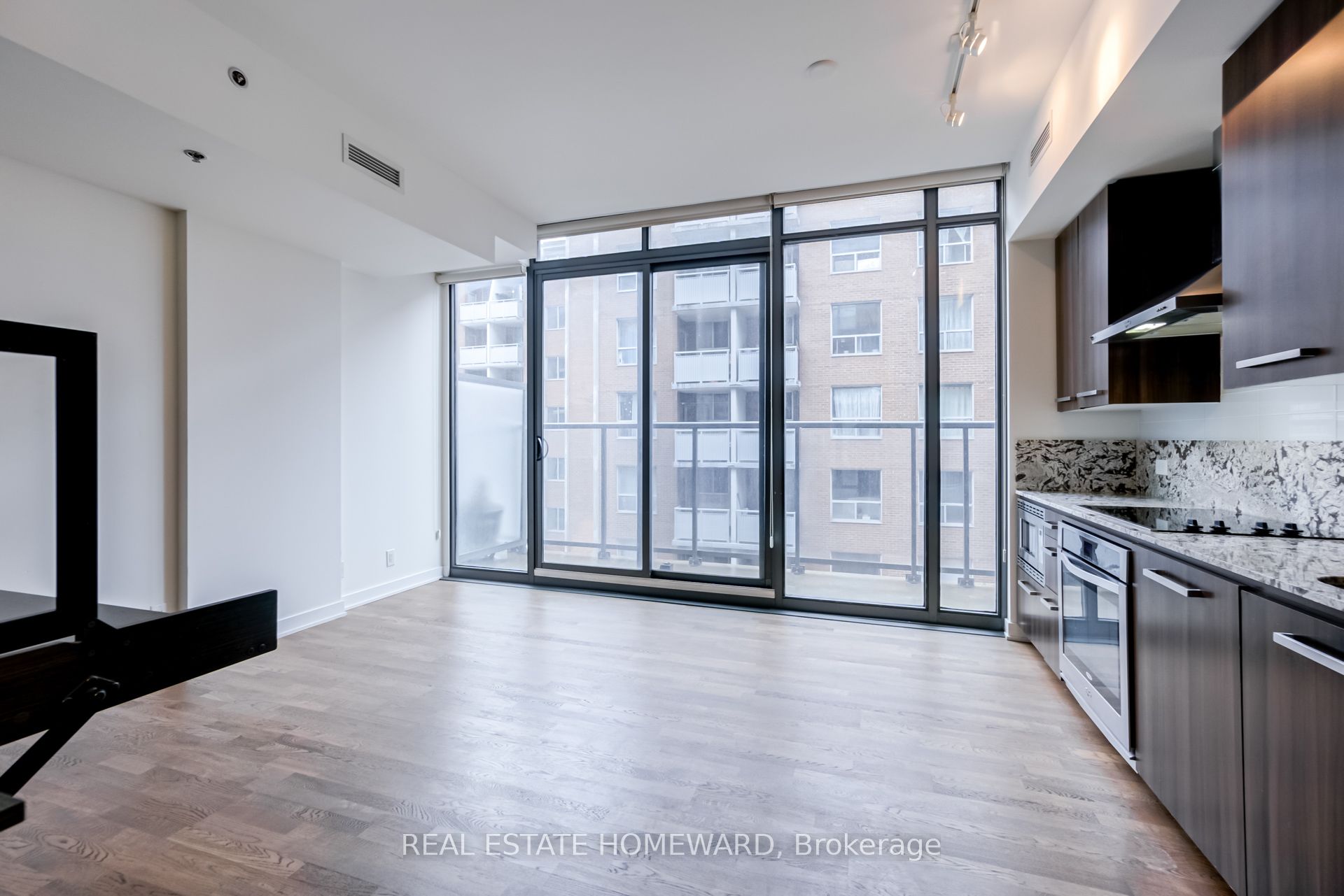 #409 - 15 Beverley Street Property Photo 8