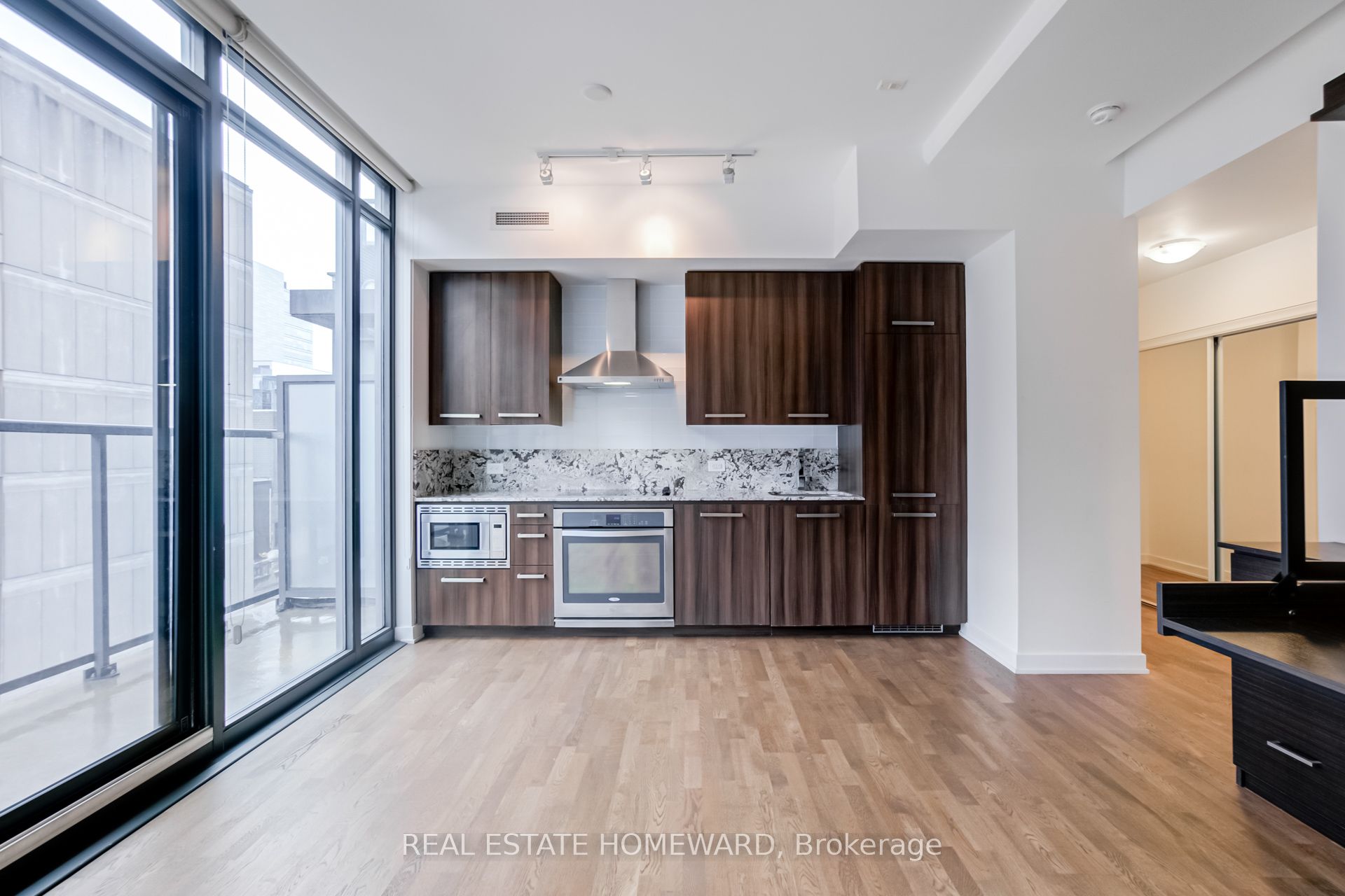 #409 - 15 Beverley Street Property Photo 9