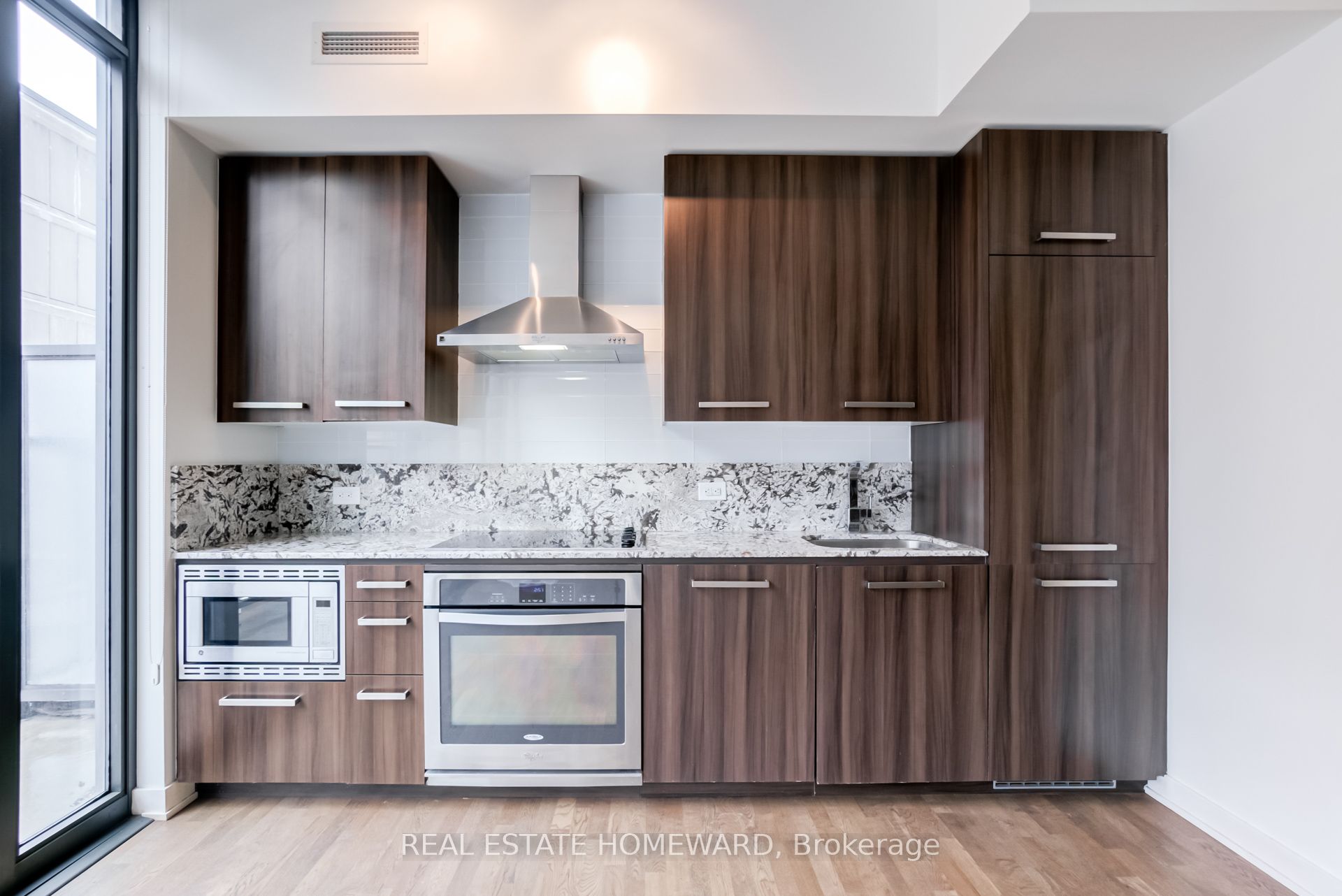 #409 - 15 Beverley Street Property Photo 10