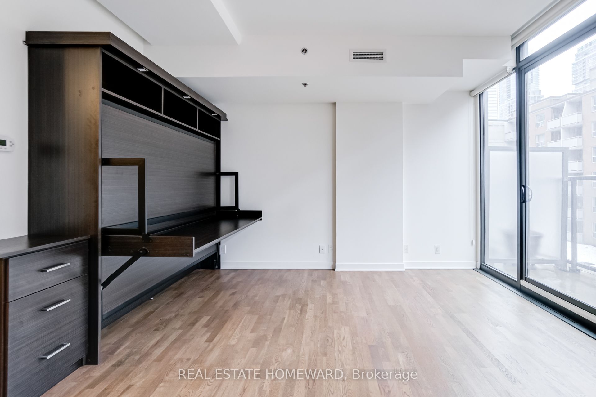 #409 - 15 Beverley Street Property Photo 11