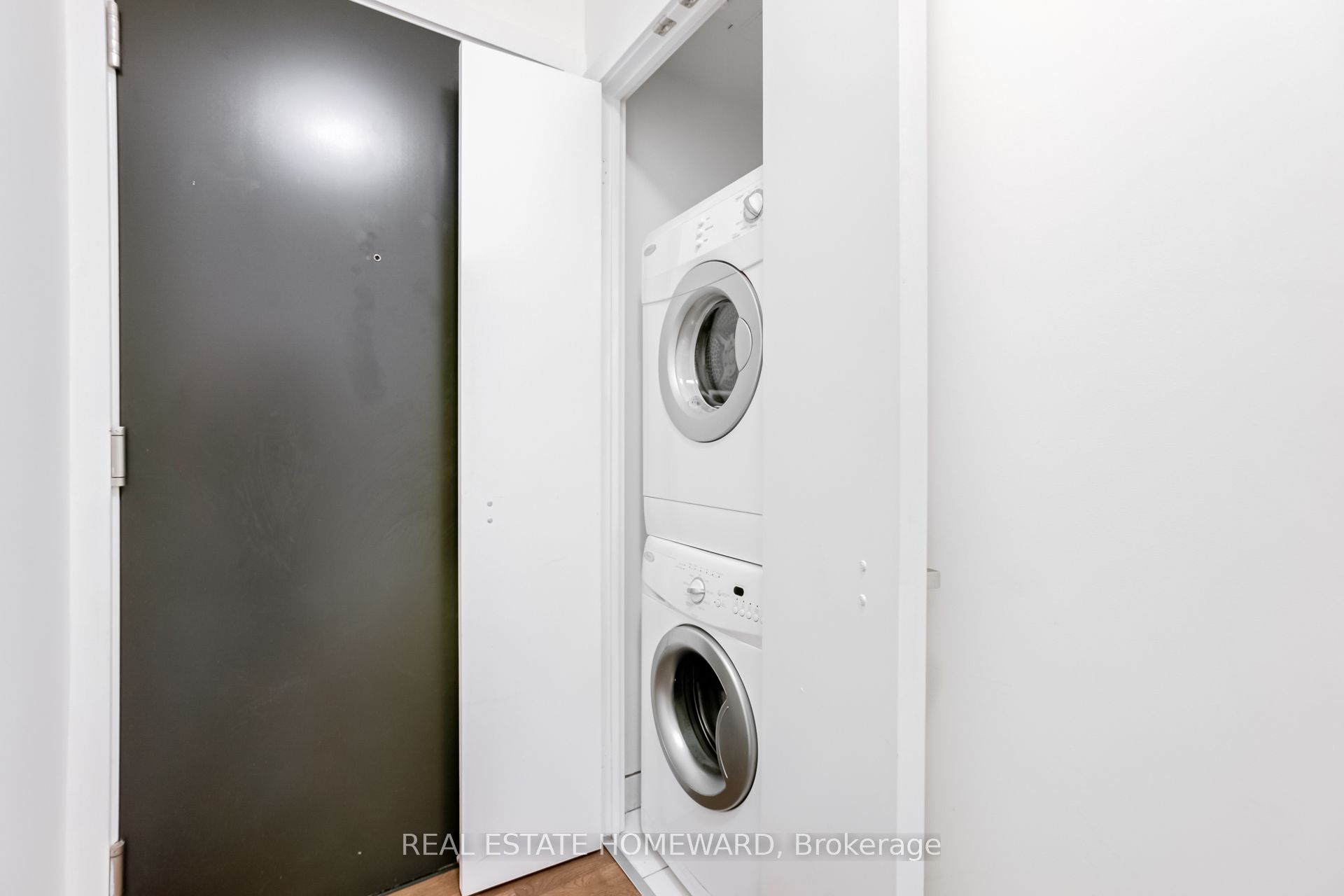 #409 - 15 Beverley Street Property Photo 21