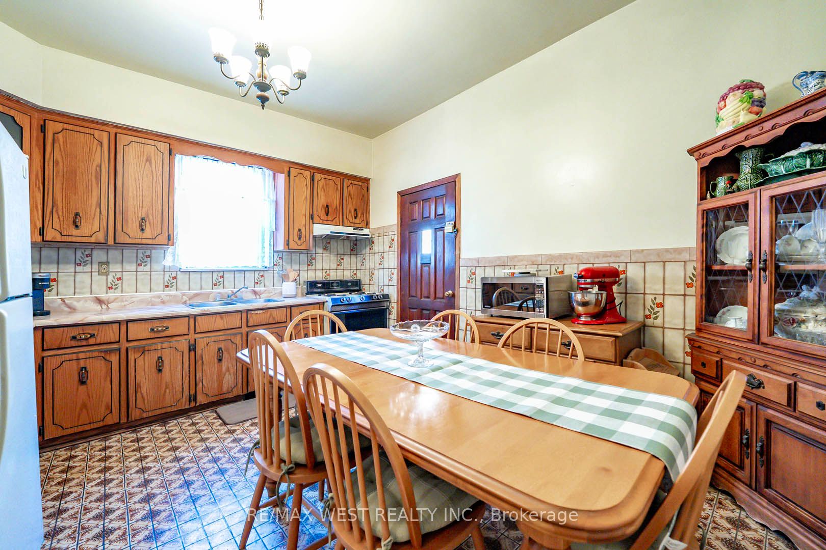 217 Gladstone Avenue Property Photo 9