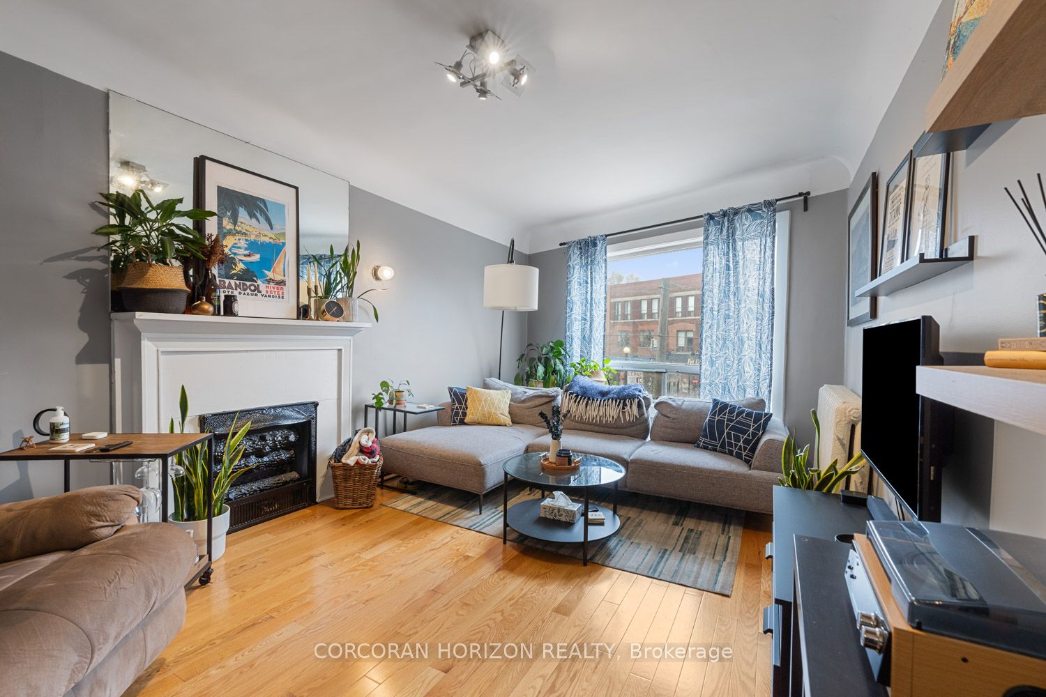 682 College Street Property Photo 2