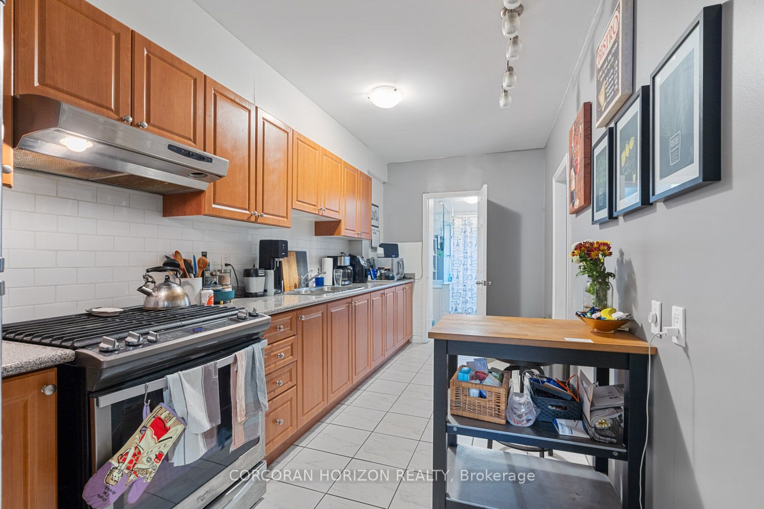 682 College Street Property Photo 4