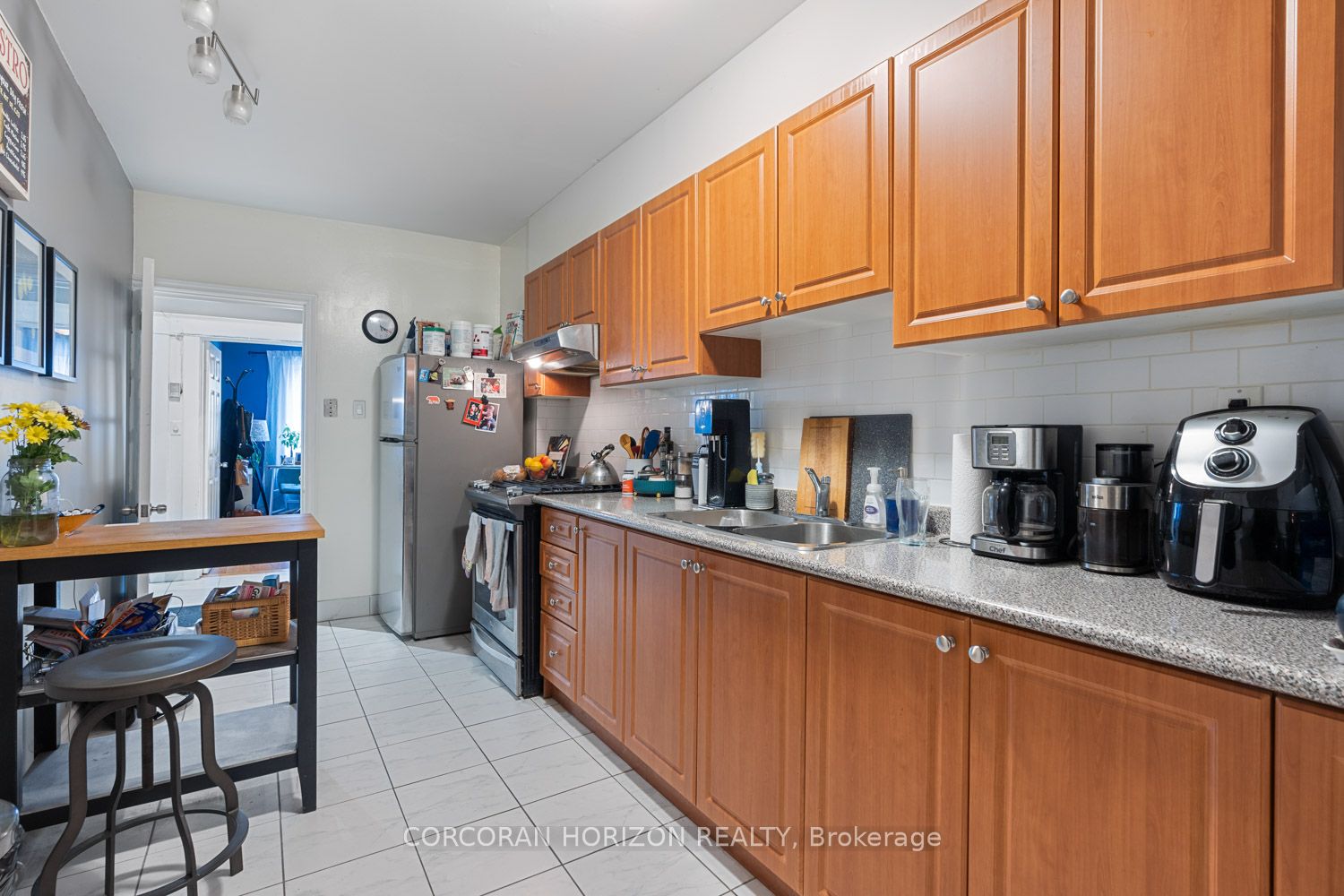 682 College Street Property Photo 5