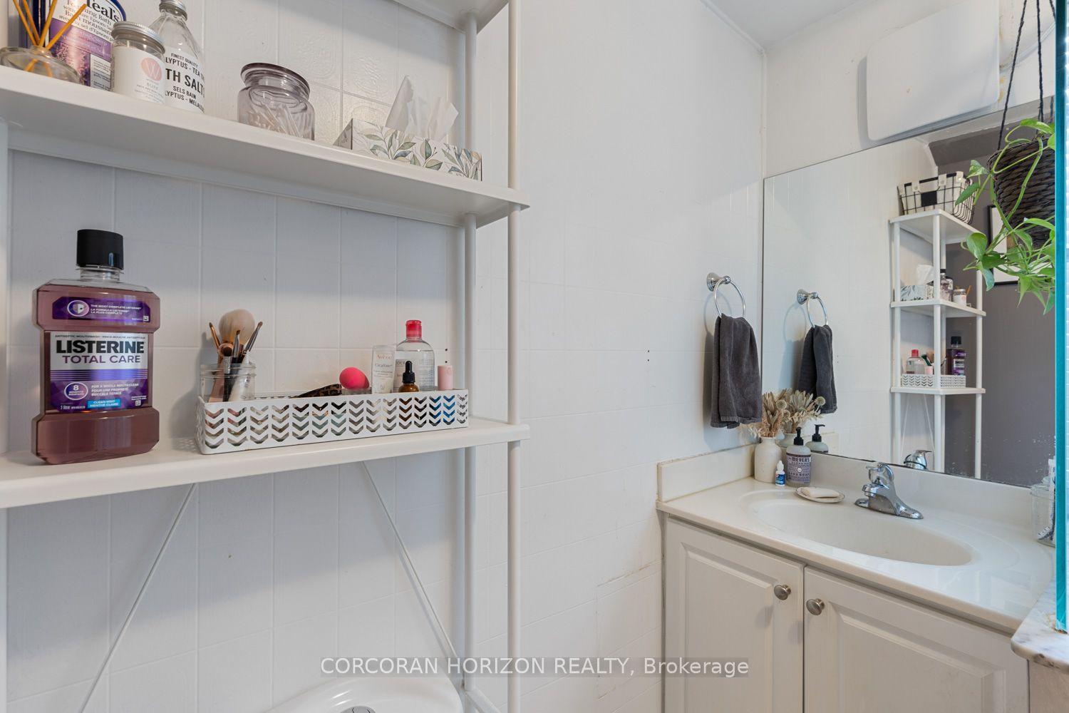 682 College Street Property Photo 9