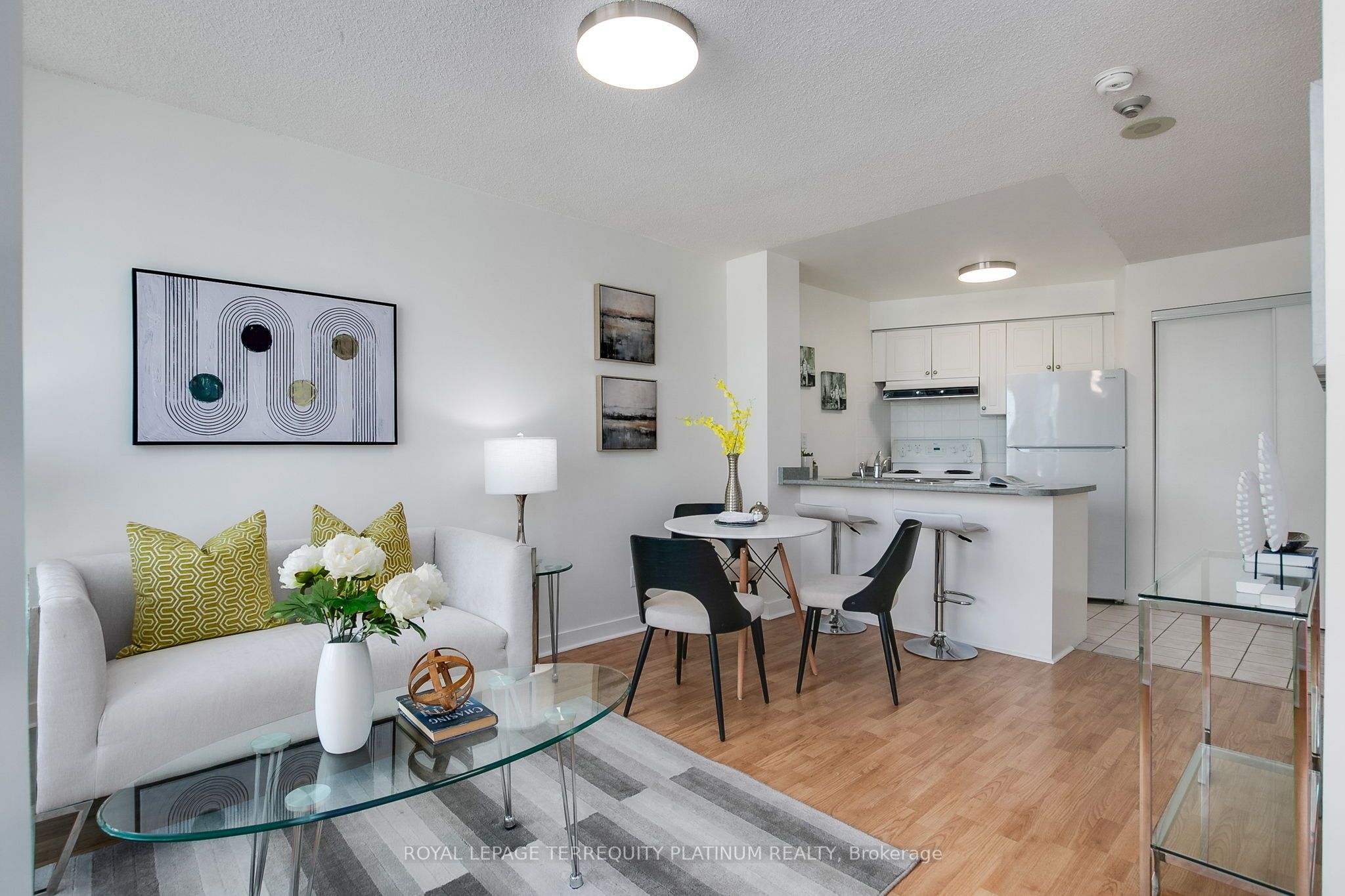 #1123 - 650 Queens Quay Property Photo 2