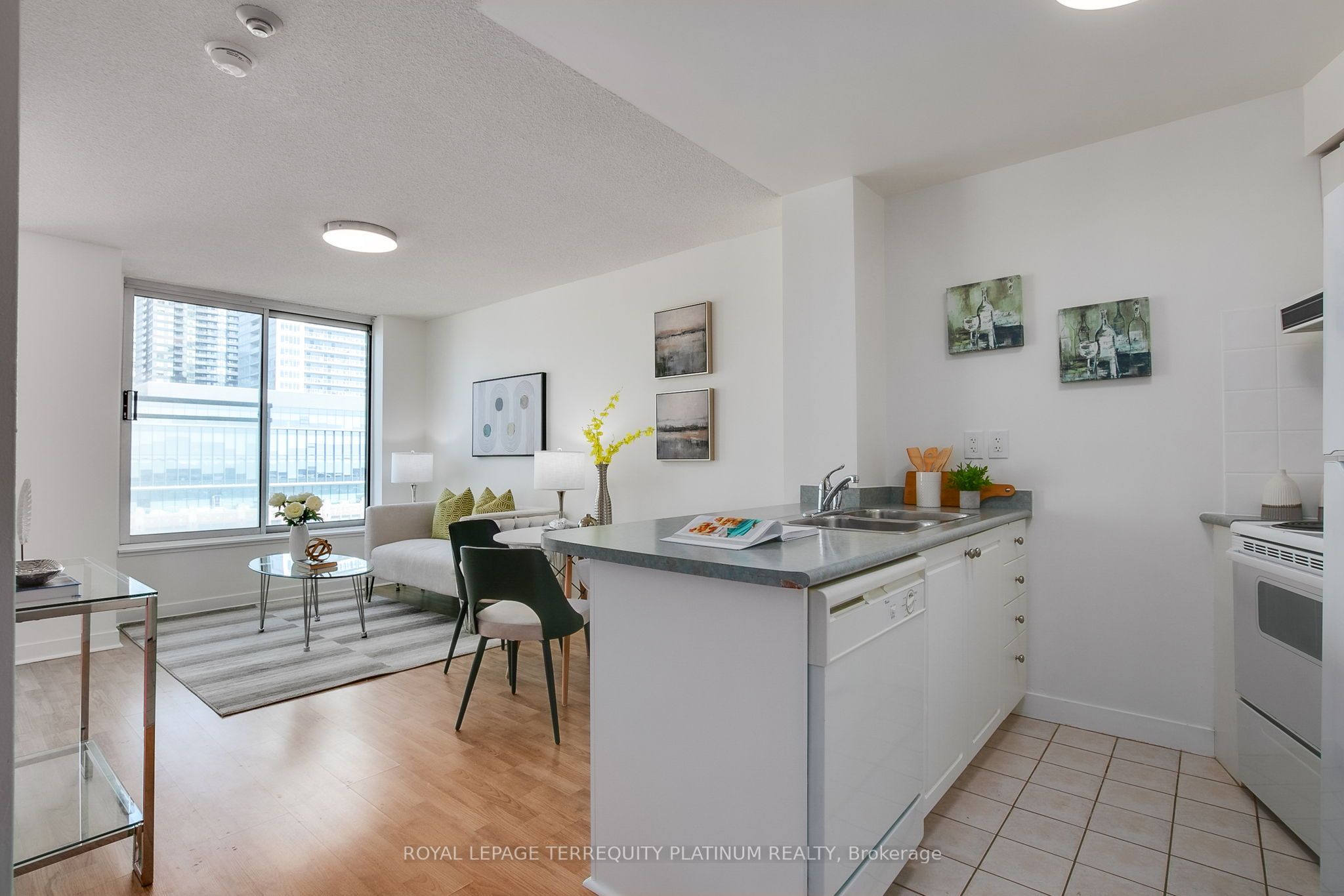 #1123 - 650 Queens Quay Property Photo 6