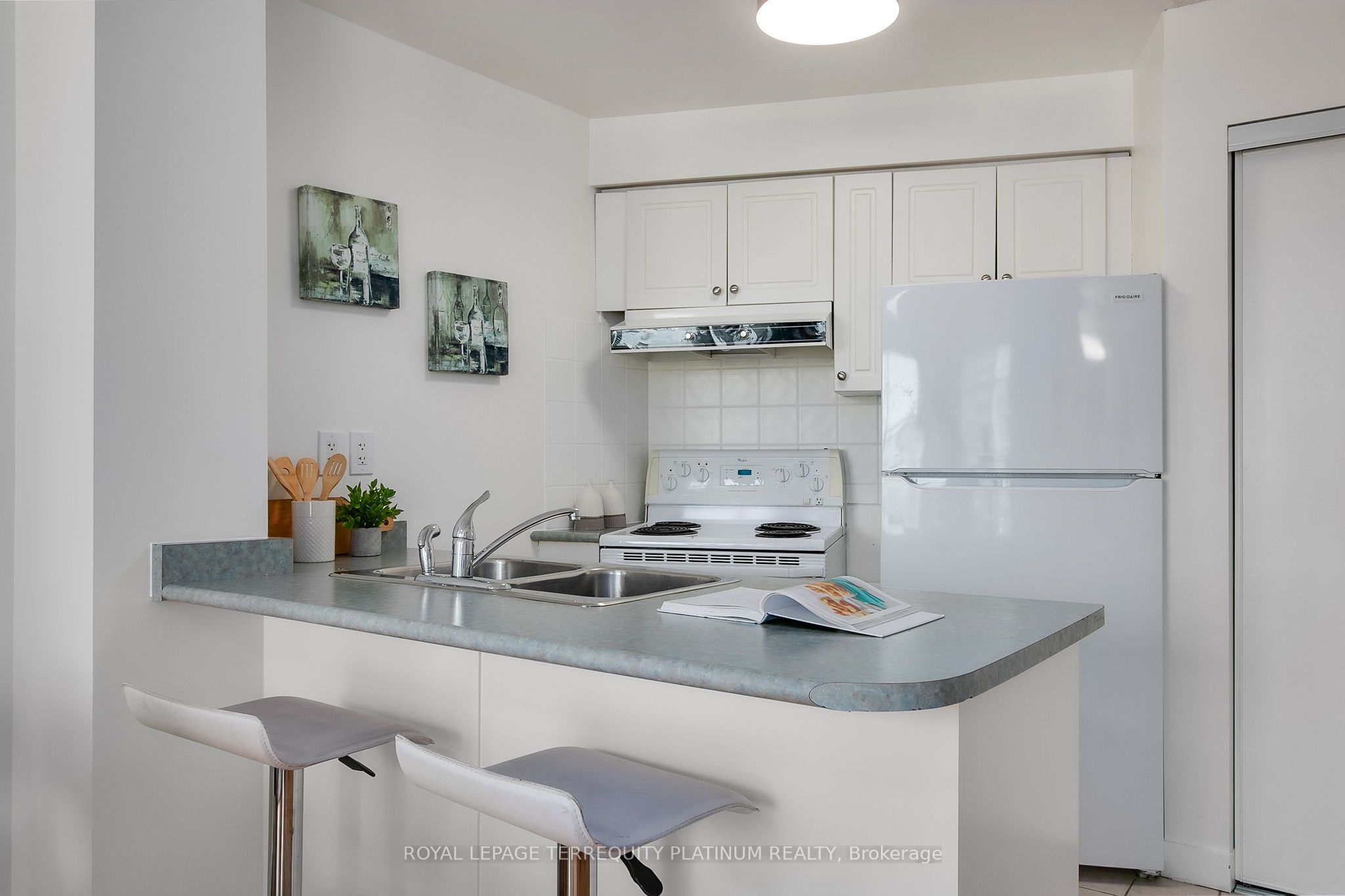 #1123 - 650 Queens Quay Property Photo 14