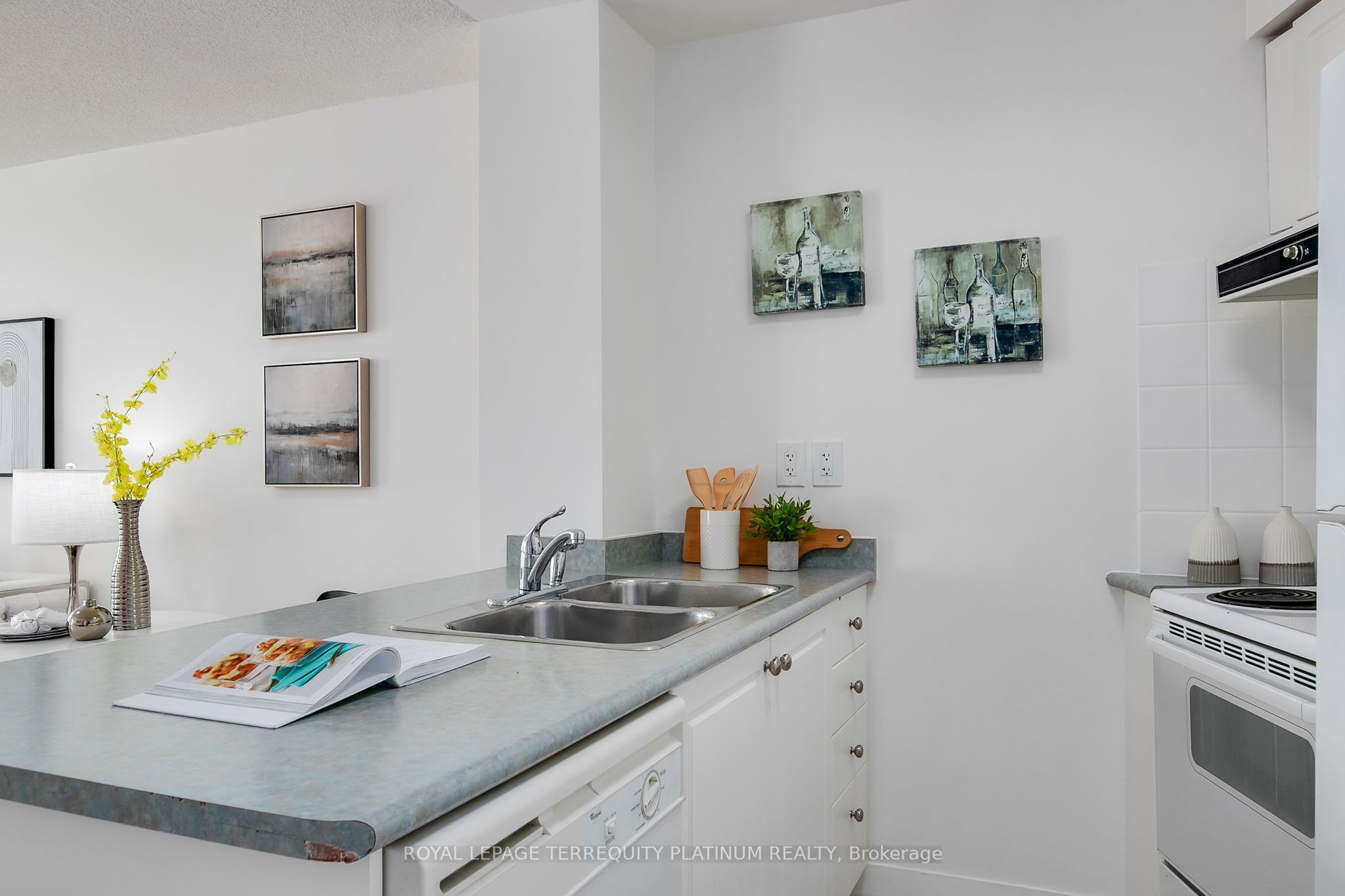 #1123 - 650 Queens Quay Property Photo 15