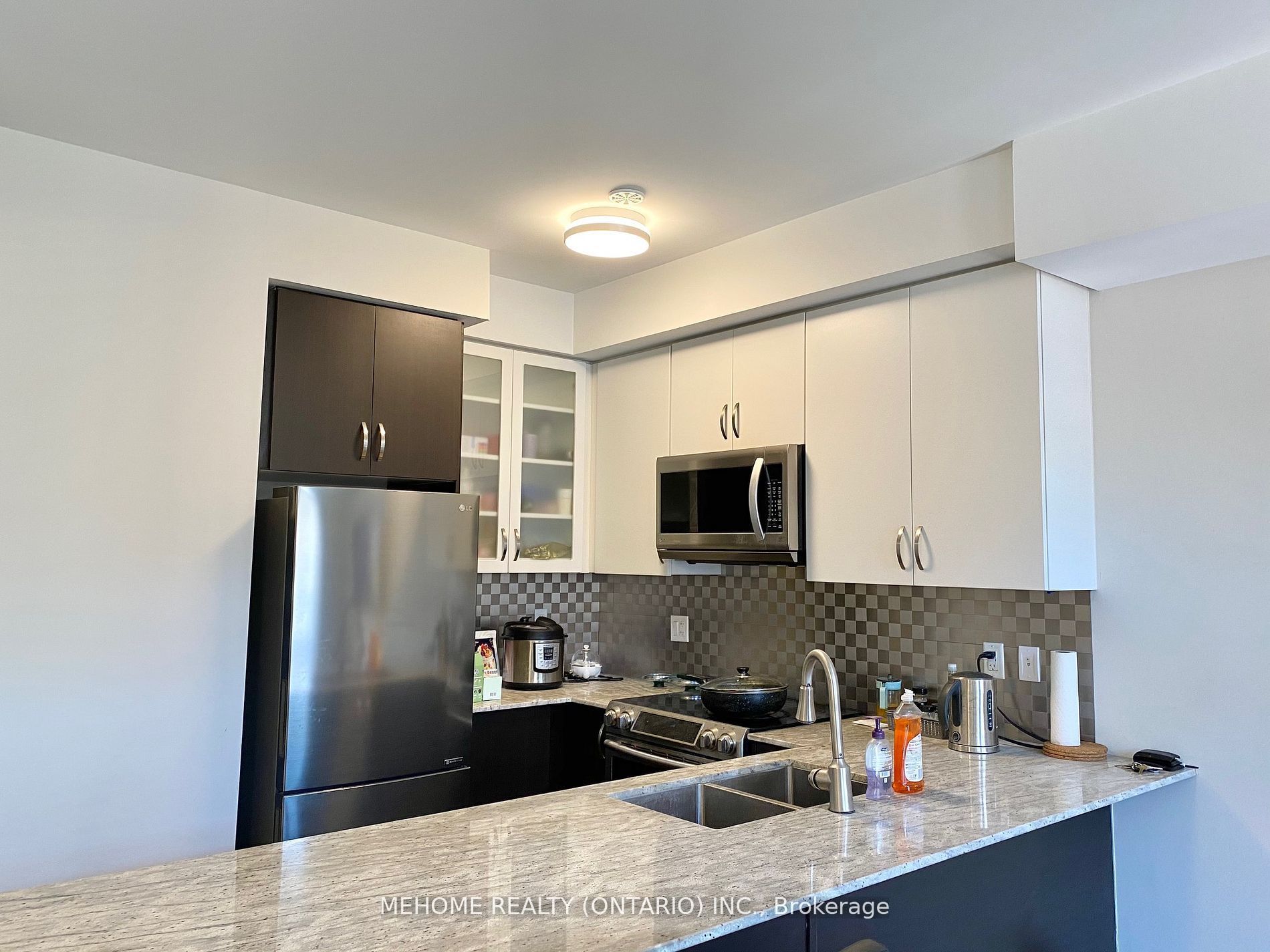 #107 - 23 Eldora Avenue Property Photo 3