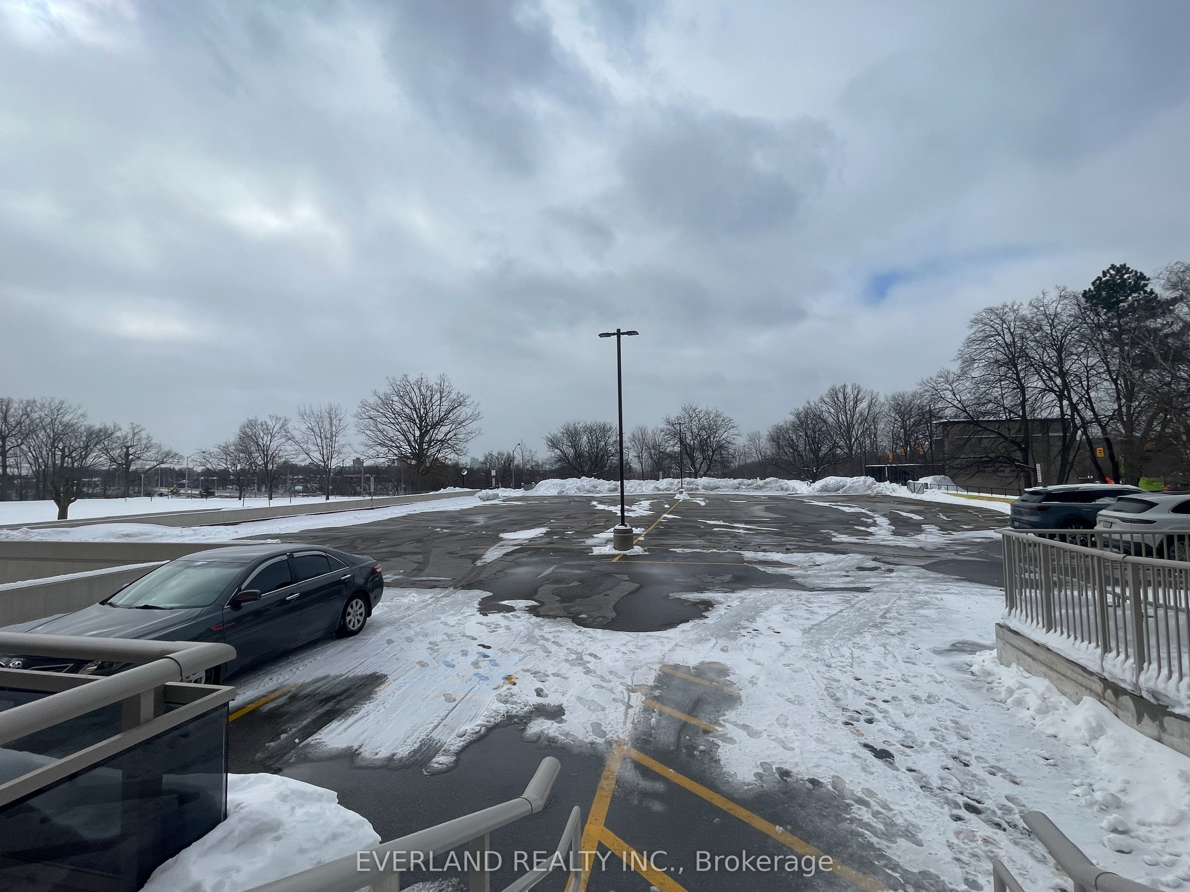 #6 - 1 Leaside Park Drive Property Photo 24
