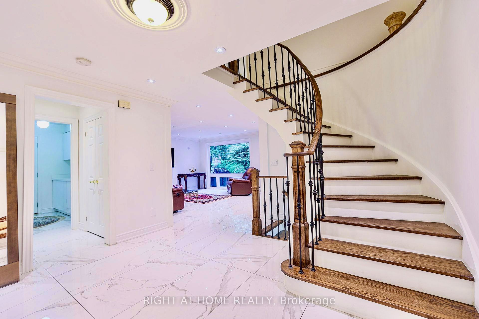 89 Yonge Boulevard Property Photo 5