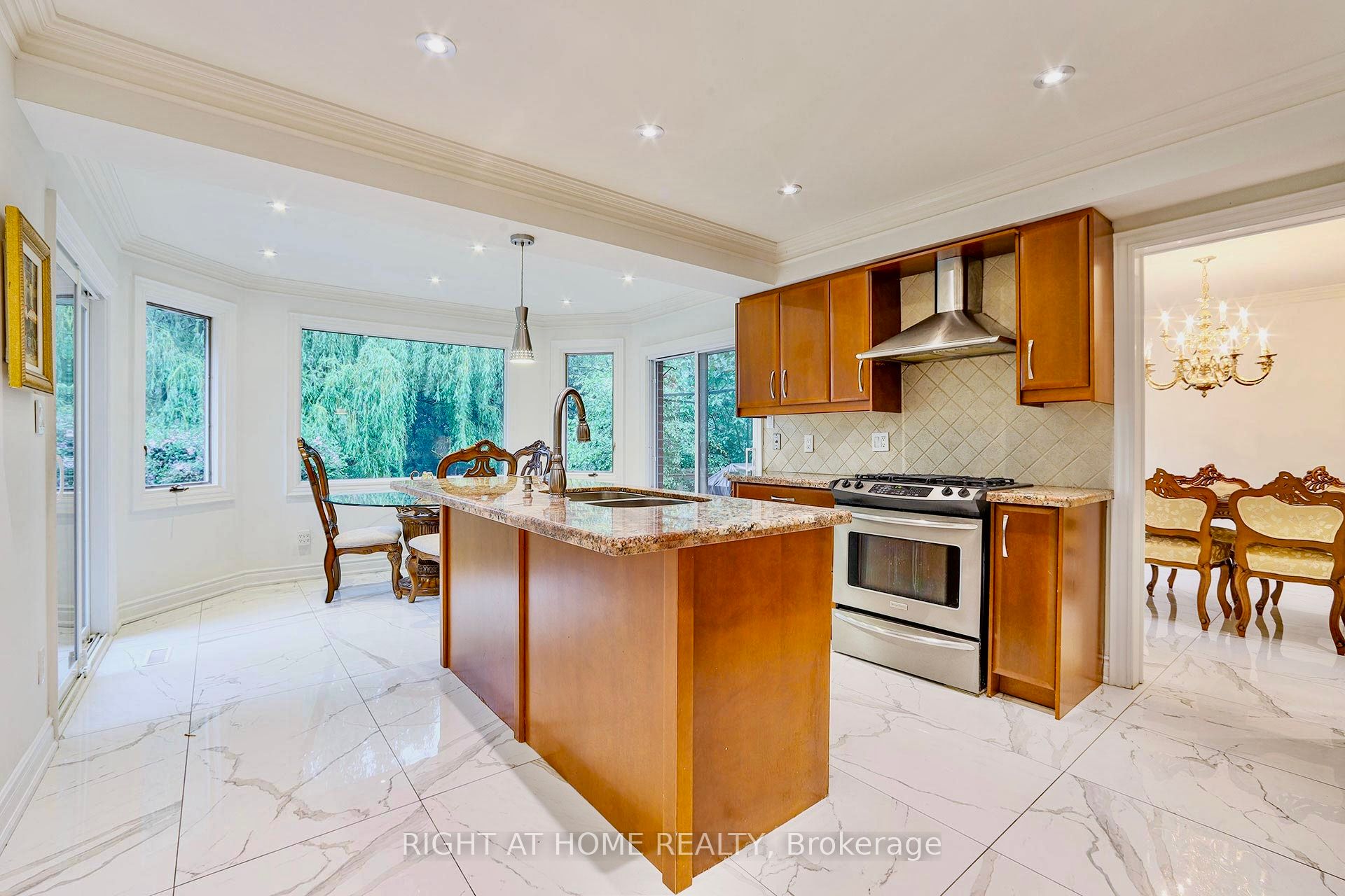 89 Yonge Boulevard Property Photo 6