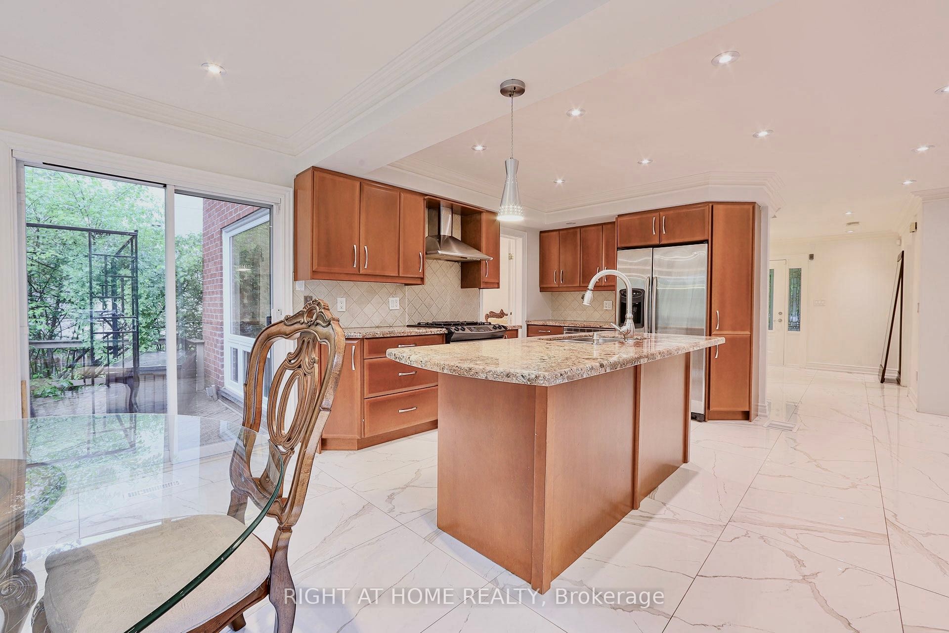 89 Yonge Boulevard Property Photo 7