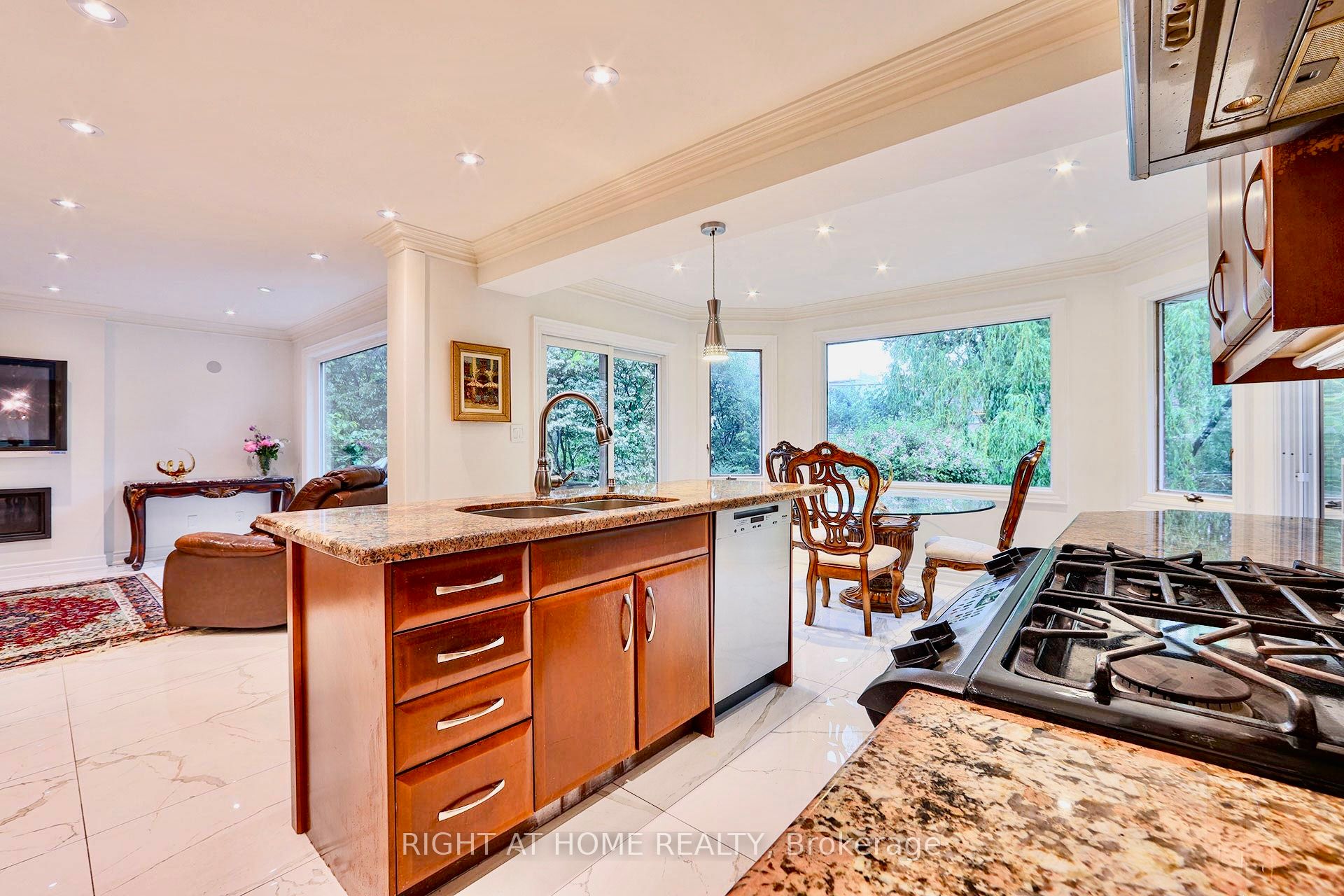 89 Yonge Boulevard Property Photo 8