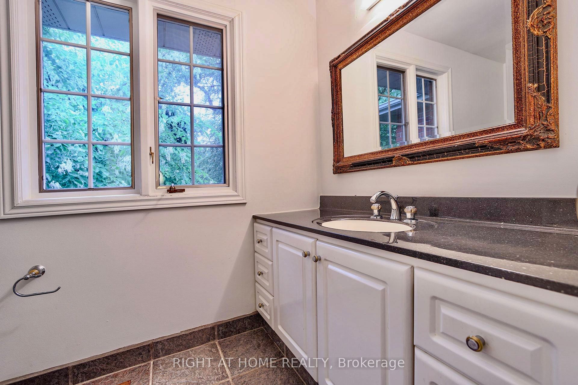 89 Yonge Boulevard Property Photo 24