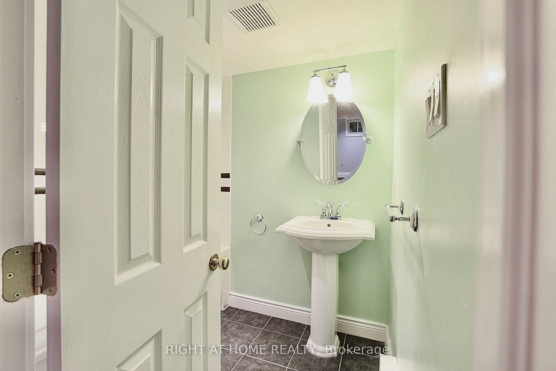 89 Yonge Boulevard Property Photo 35