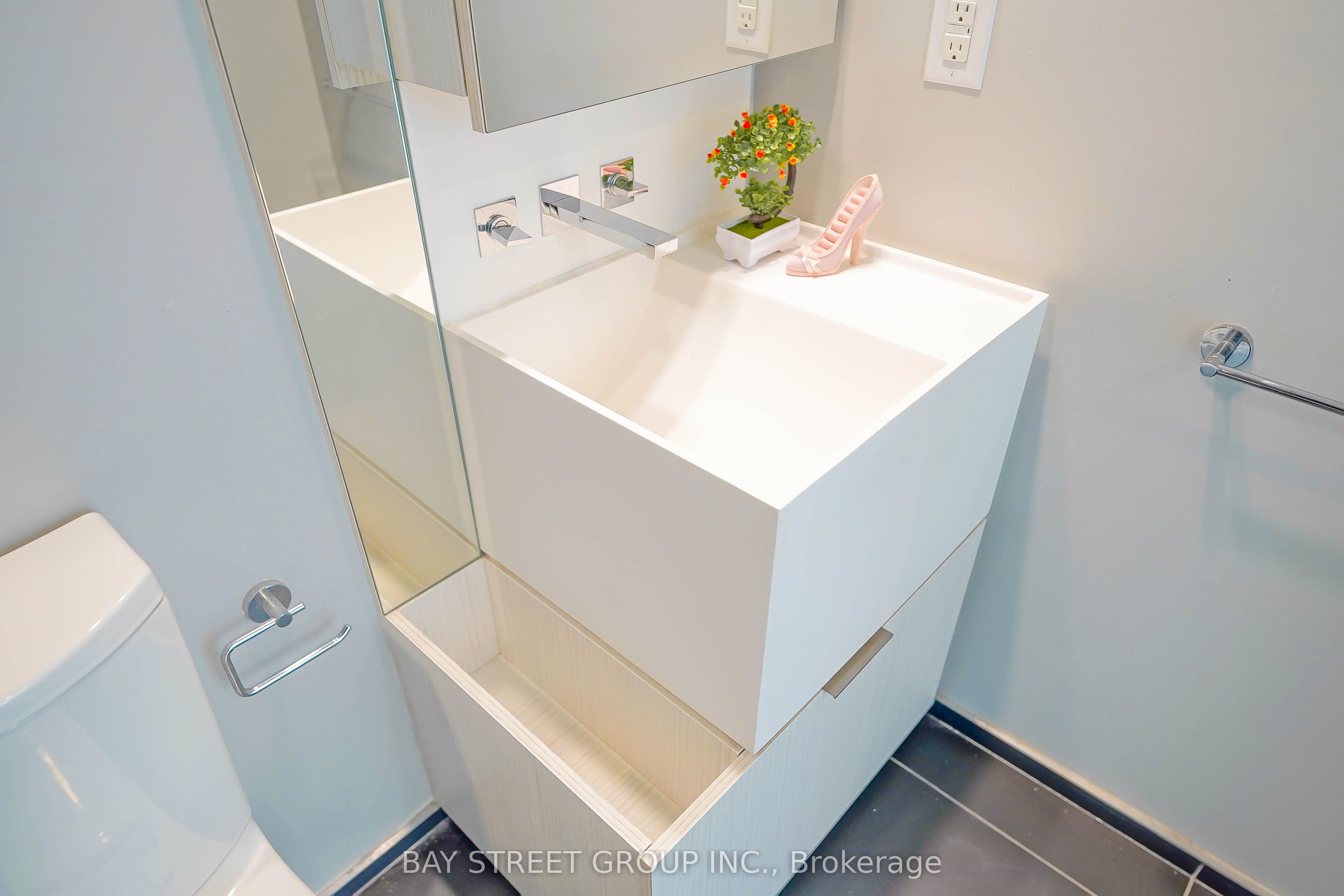 #1605 - 1 Bloor Street Property Photo 24