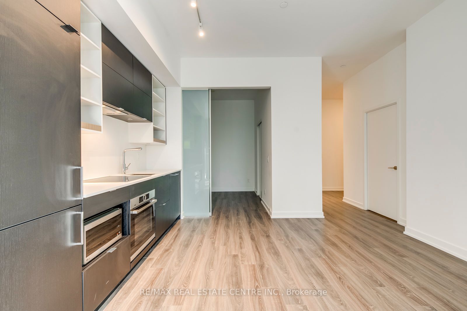 #406 - 20 Edward Street Property Photo 10