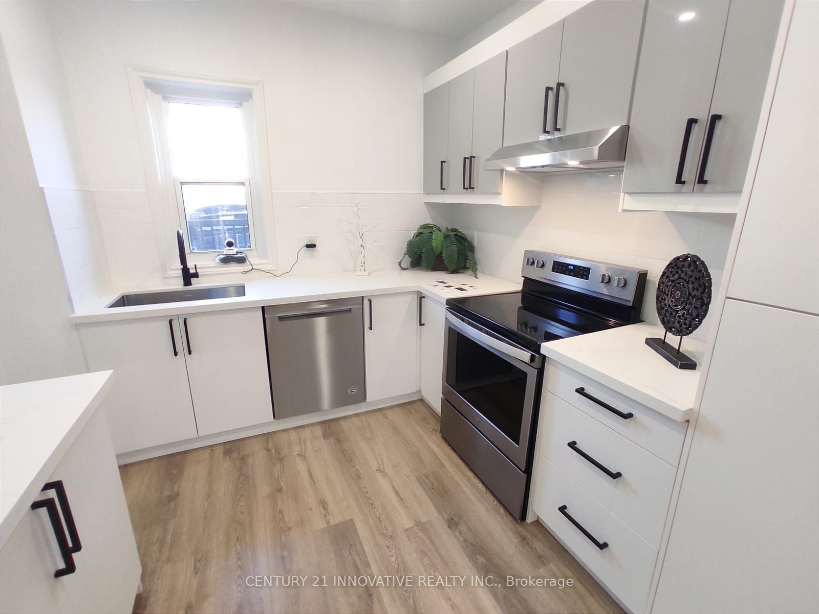 613 Dufferin Street Property Photo 8