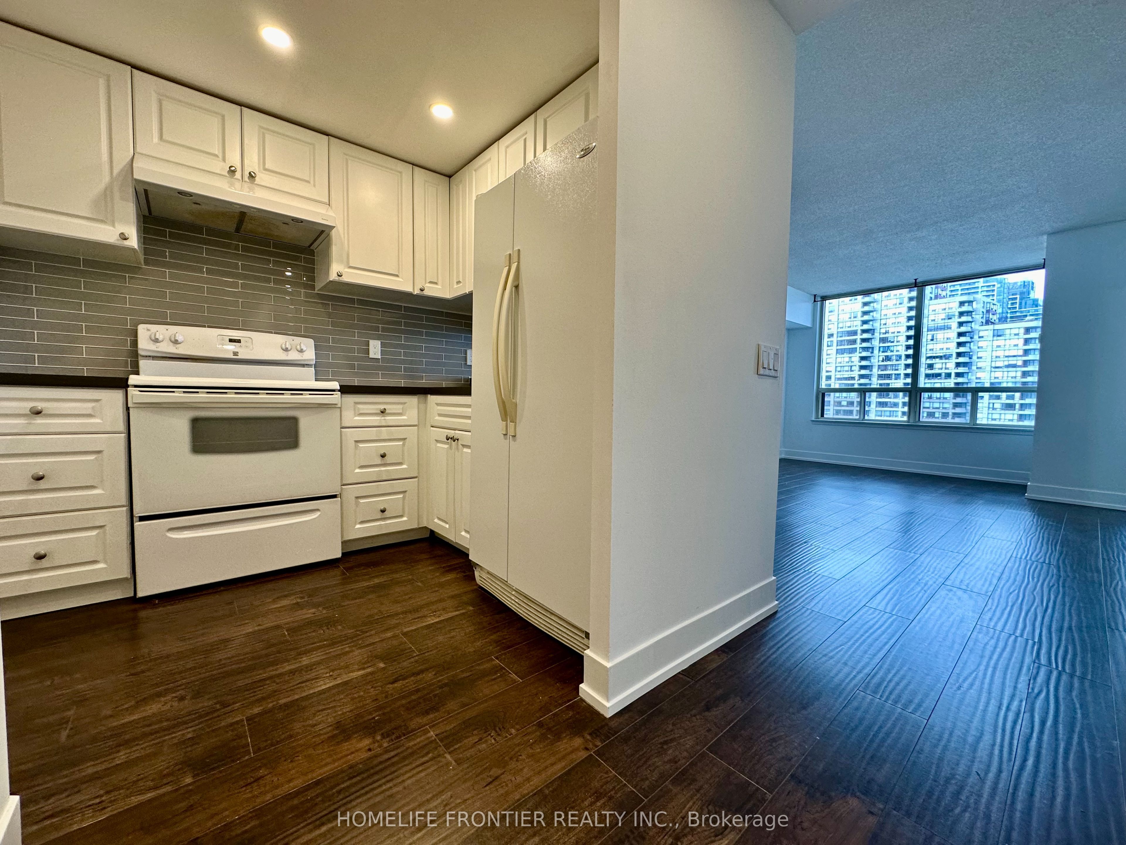 #808 - 7 Bishop Avenue Property Photo 2