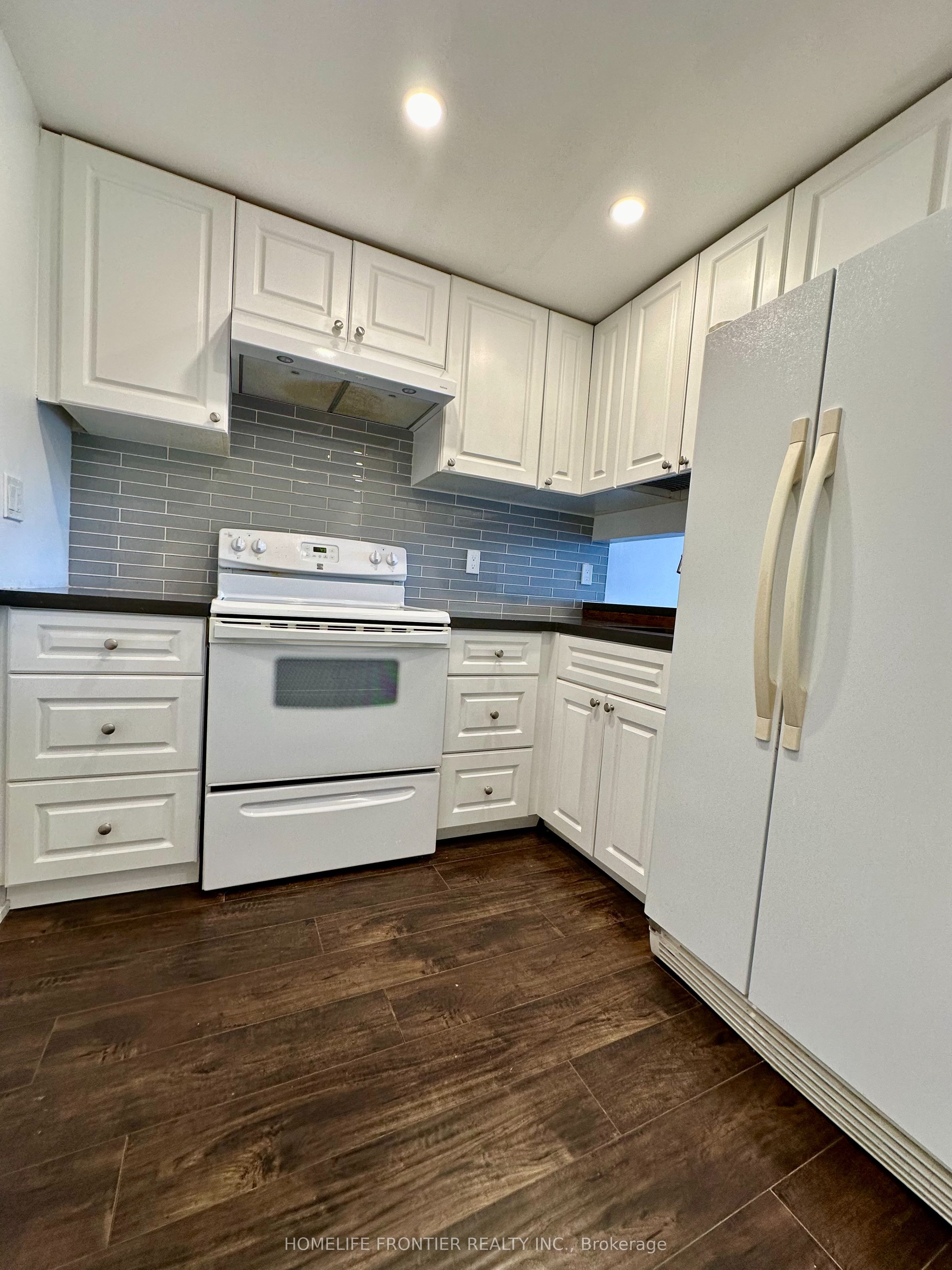 #808 - 7 Bishop Avenue Property Photo 3
