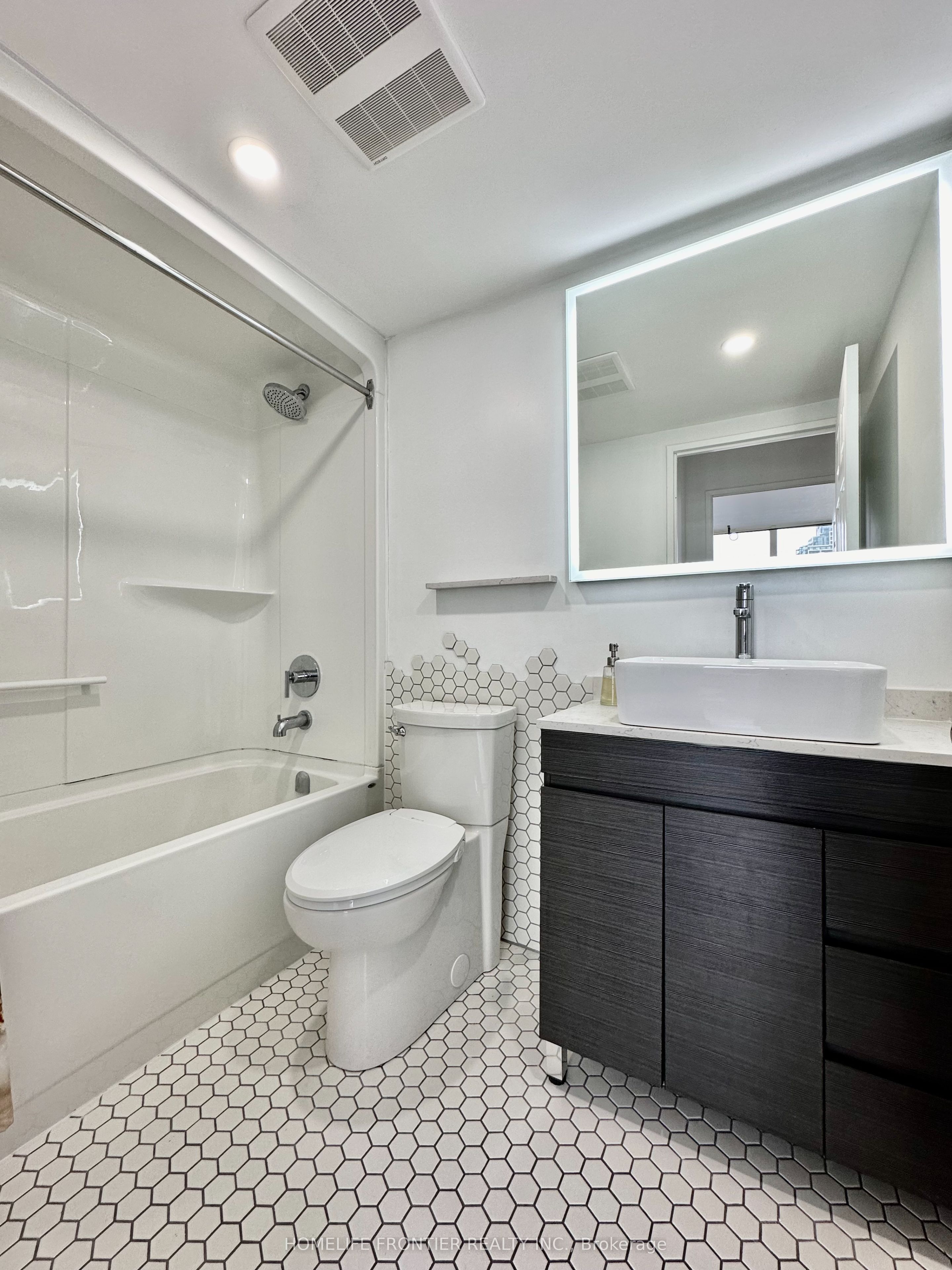 #808 - 7 Bishop Avenue Property Photo 12