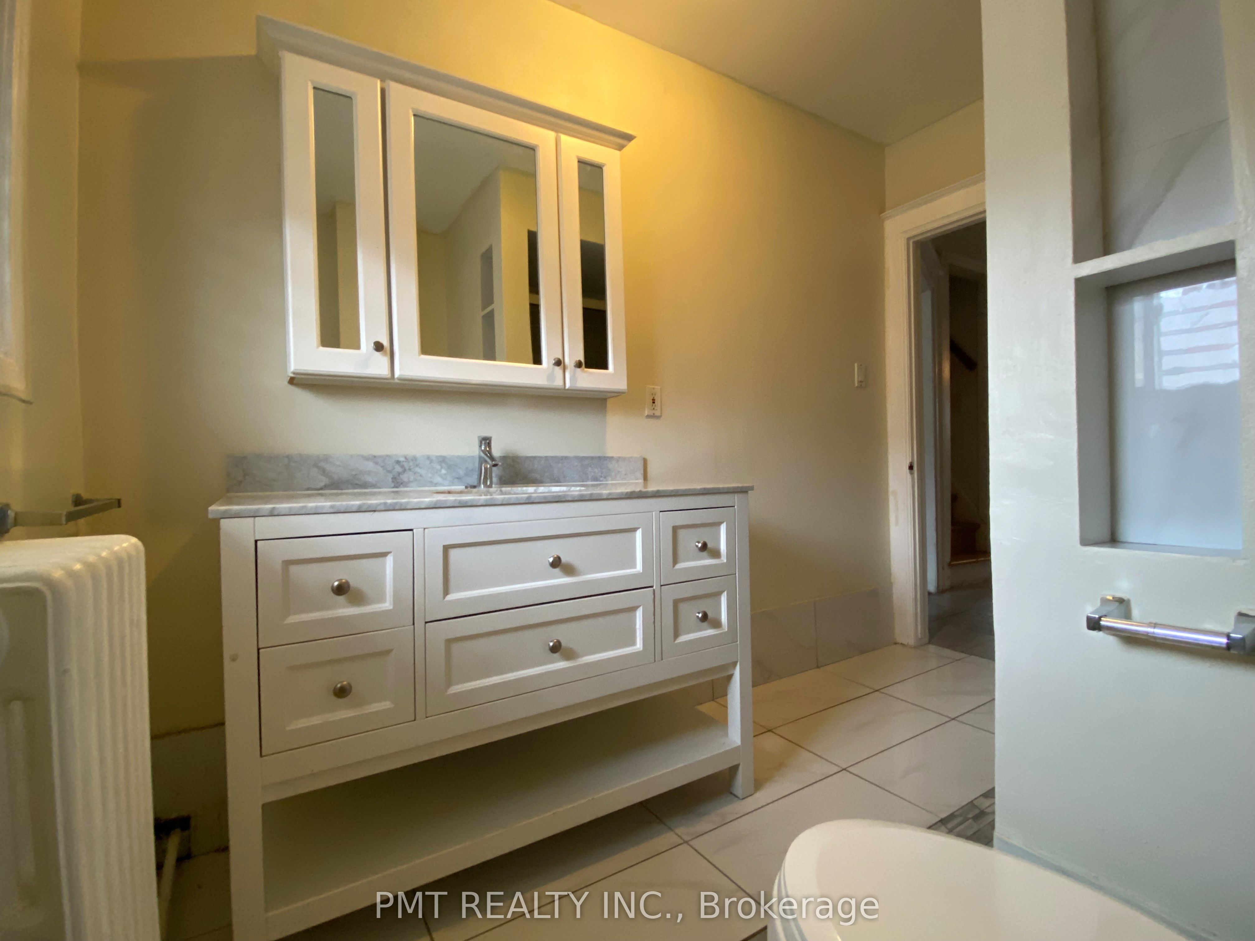 #02 - 636 Manning Avenue Property Photo 11