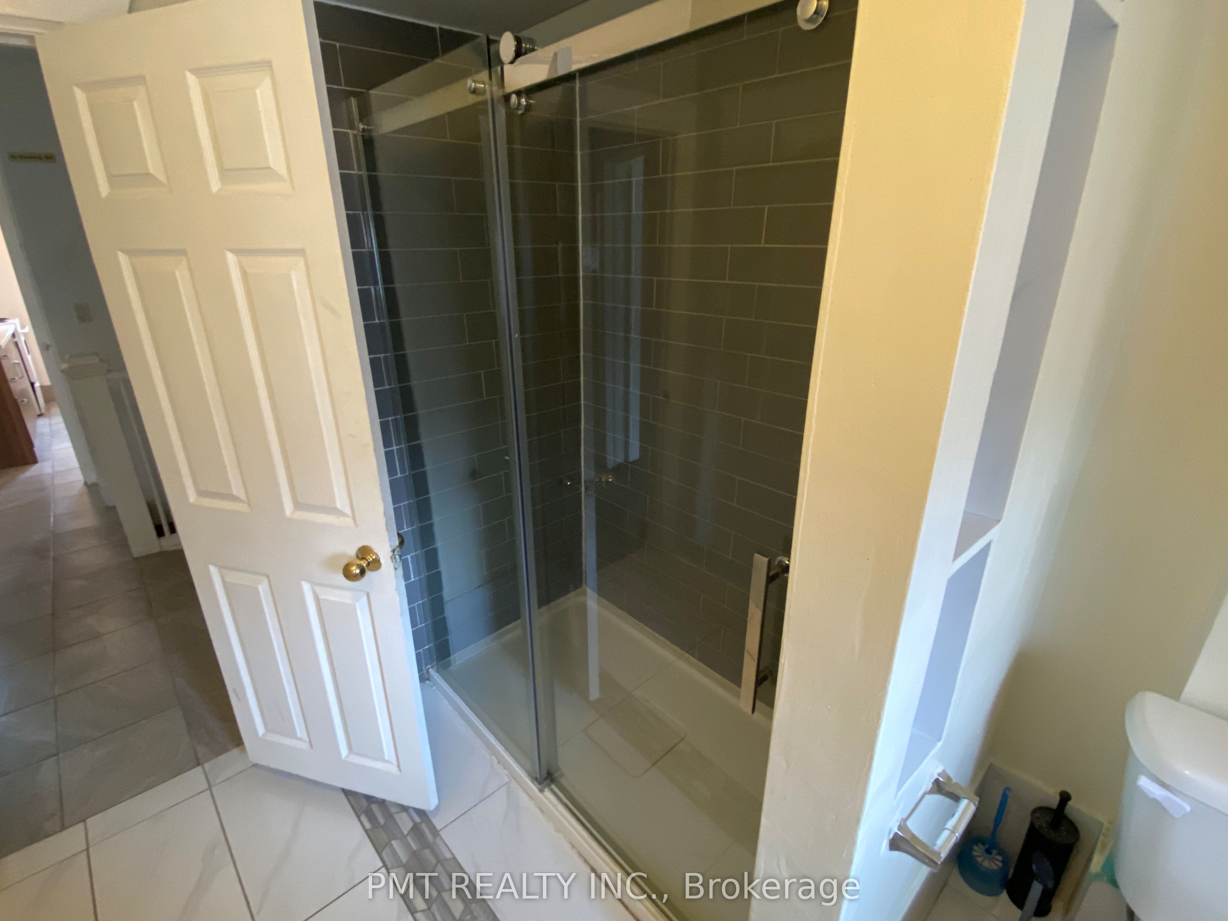 #02 - 636 Manning Avenue Property Photo 12