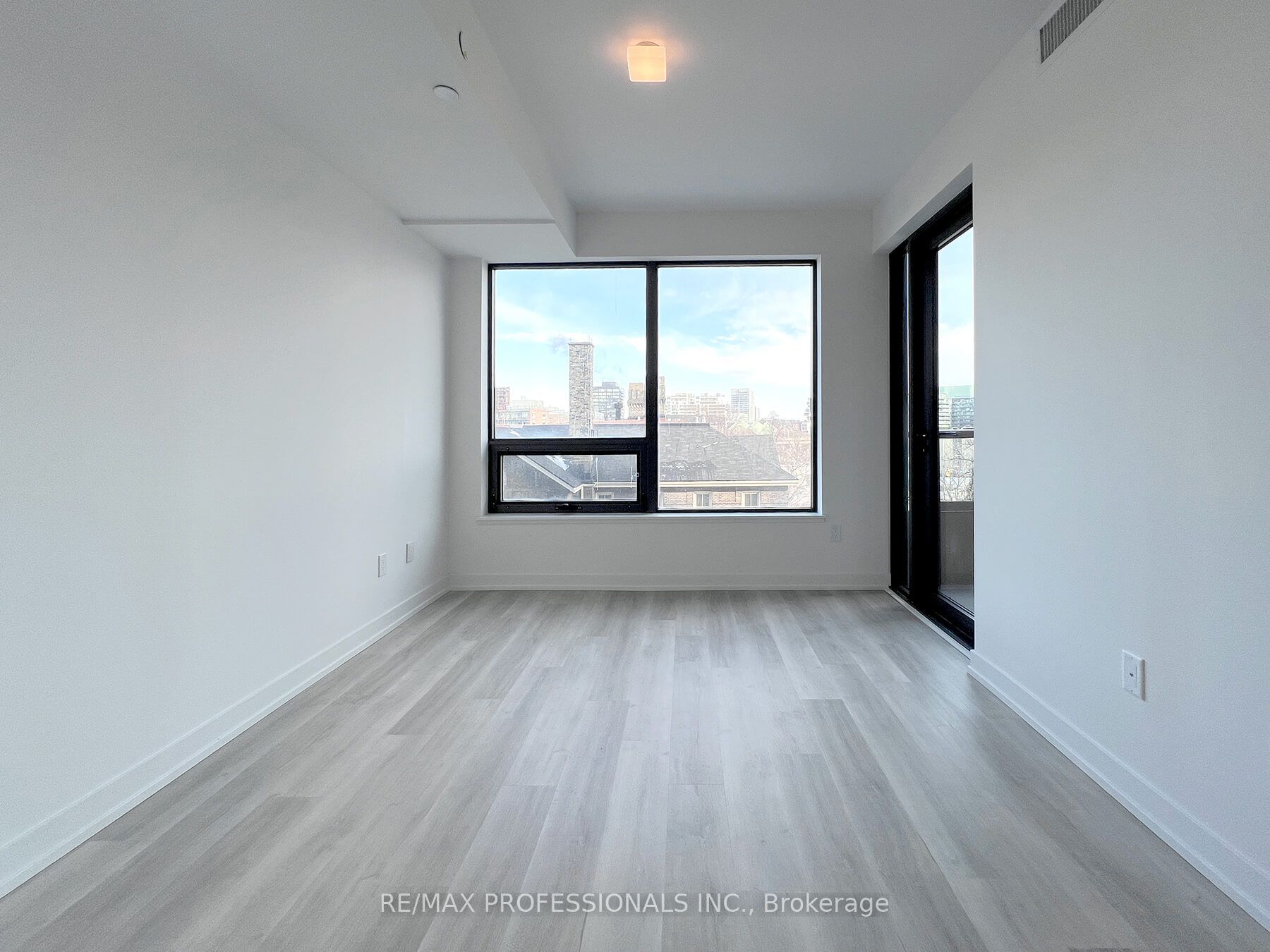#411 - 28 Eastern Avenue Property Photo 4