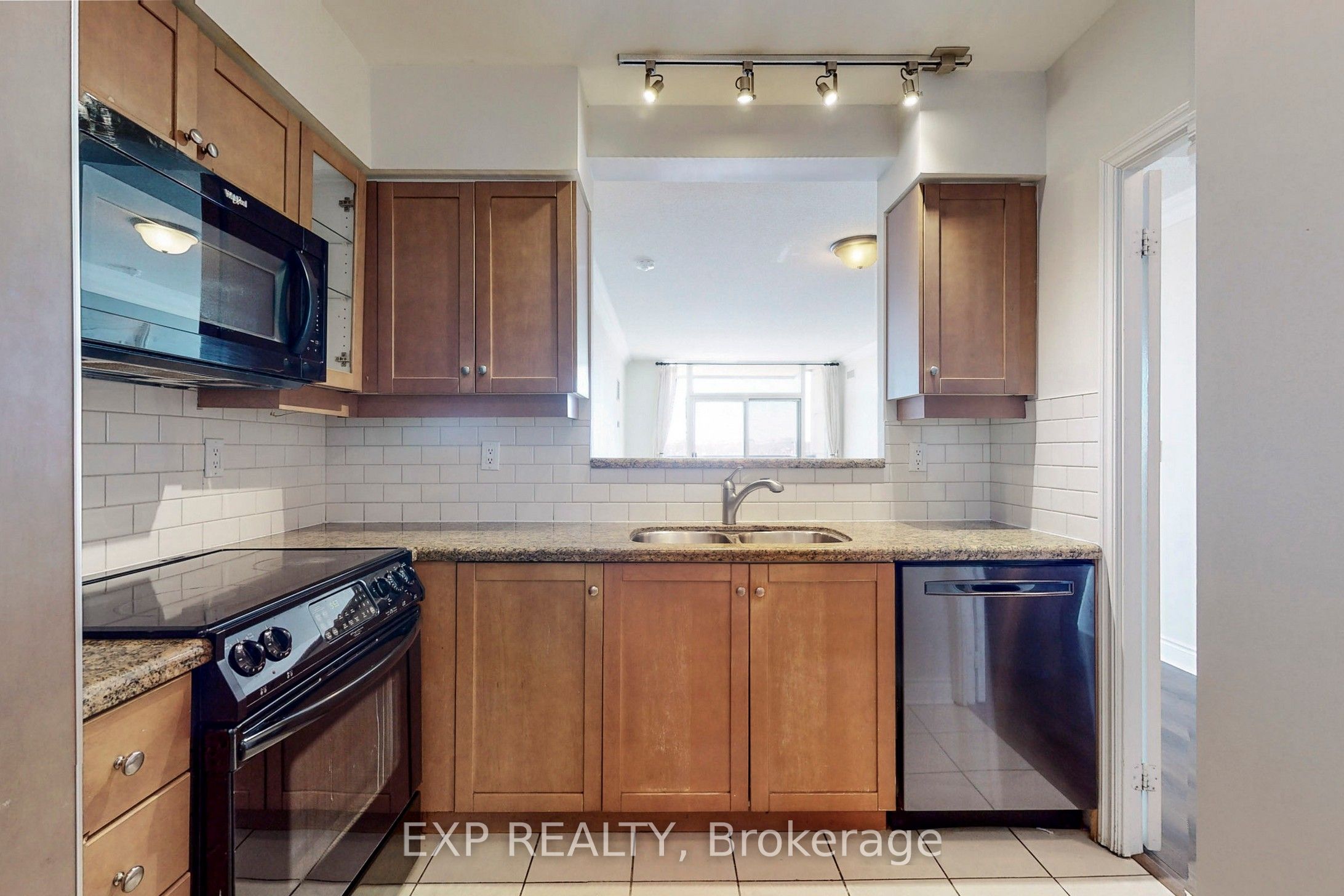 #618 - 10 Delisle Avenue Property Photo 2