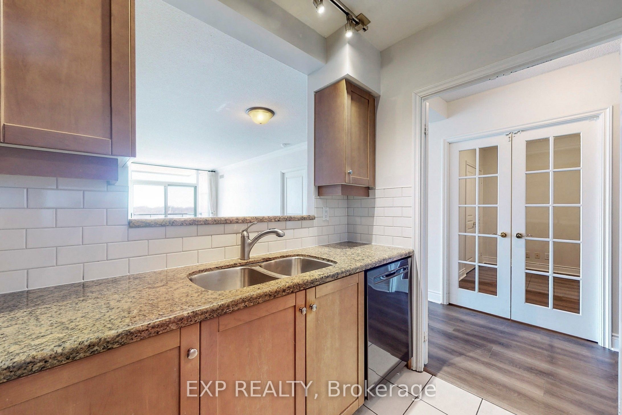 #618 - 10 Delisle Avenue Property Photo 3