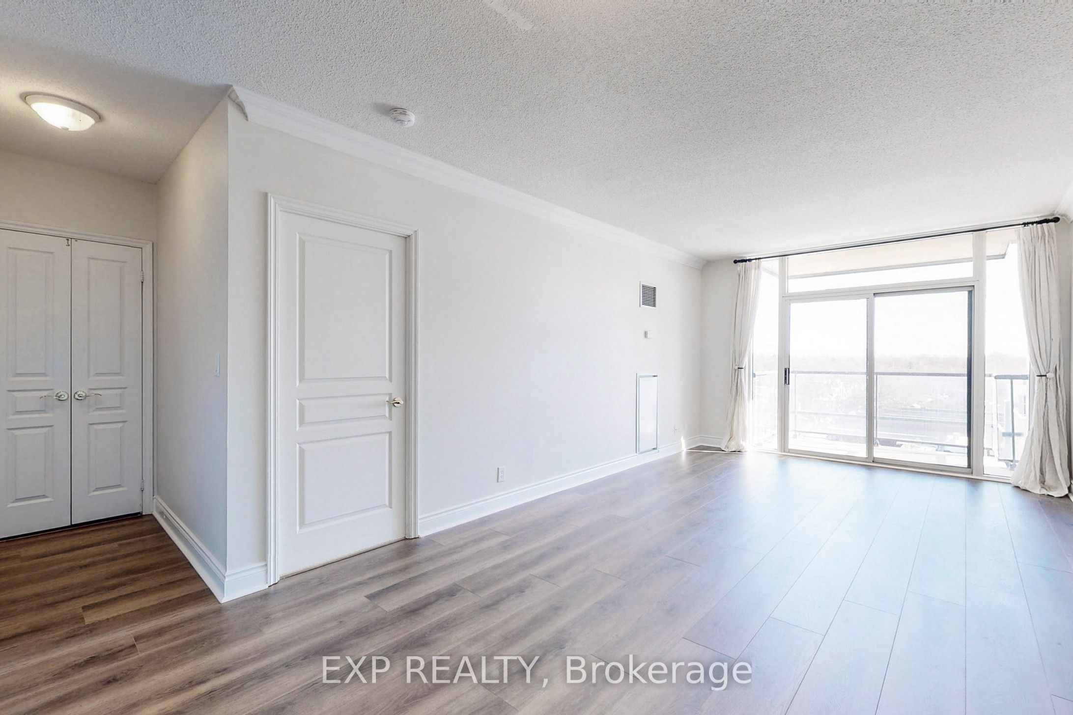 #618 - 10 Delisle Avenue Property Photo 5